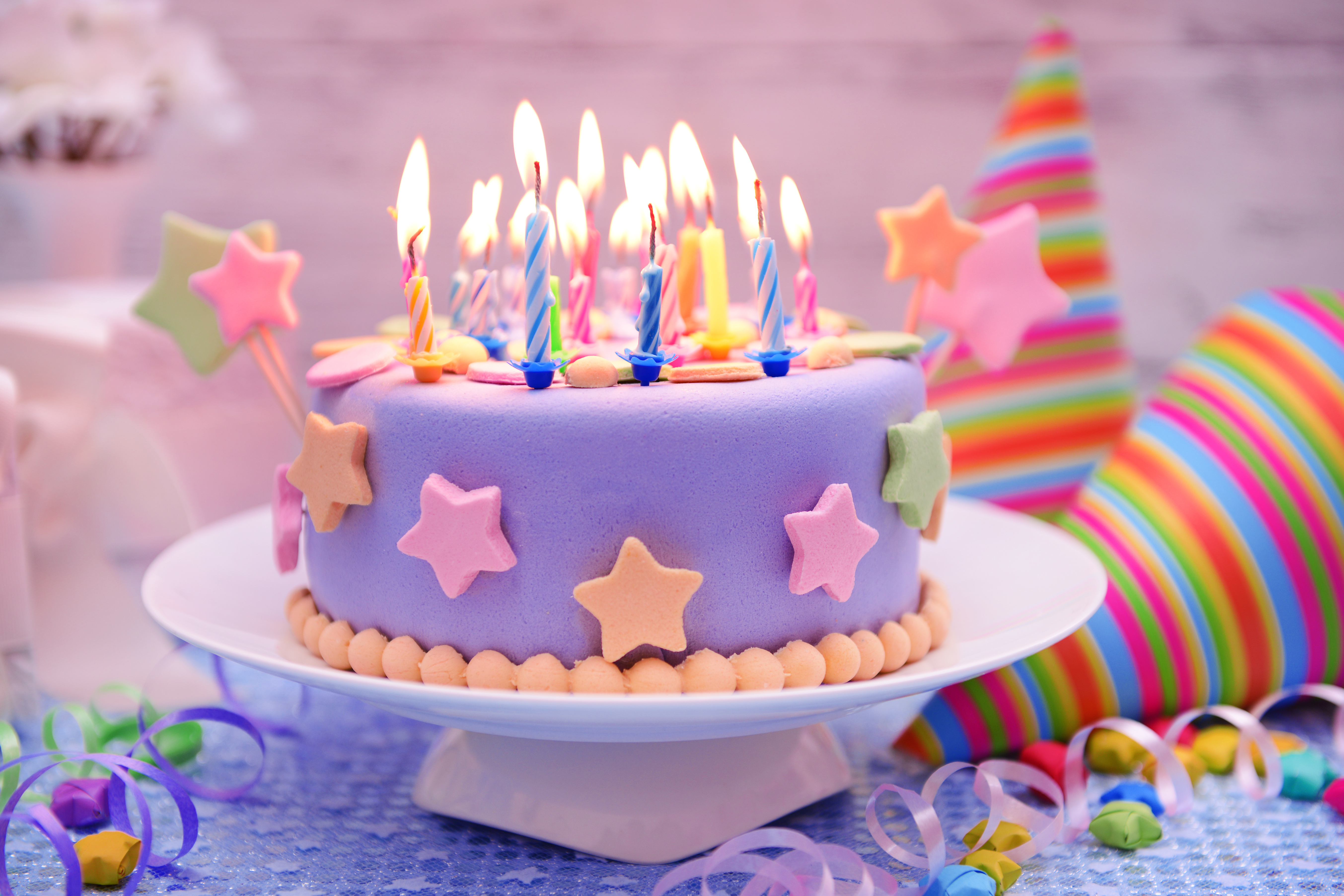С денм рождения. Красивые торты на день рождения. Торт с днем рождения!. Торт со свечками. Открытка с днём рождения торт.