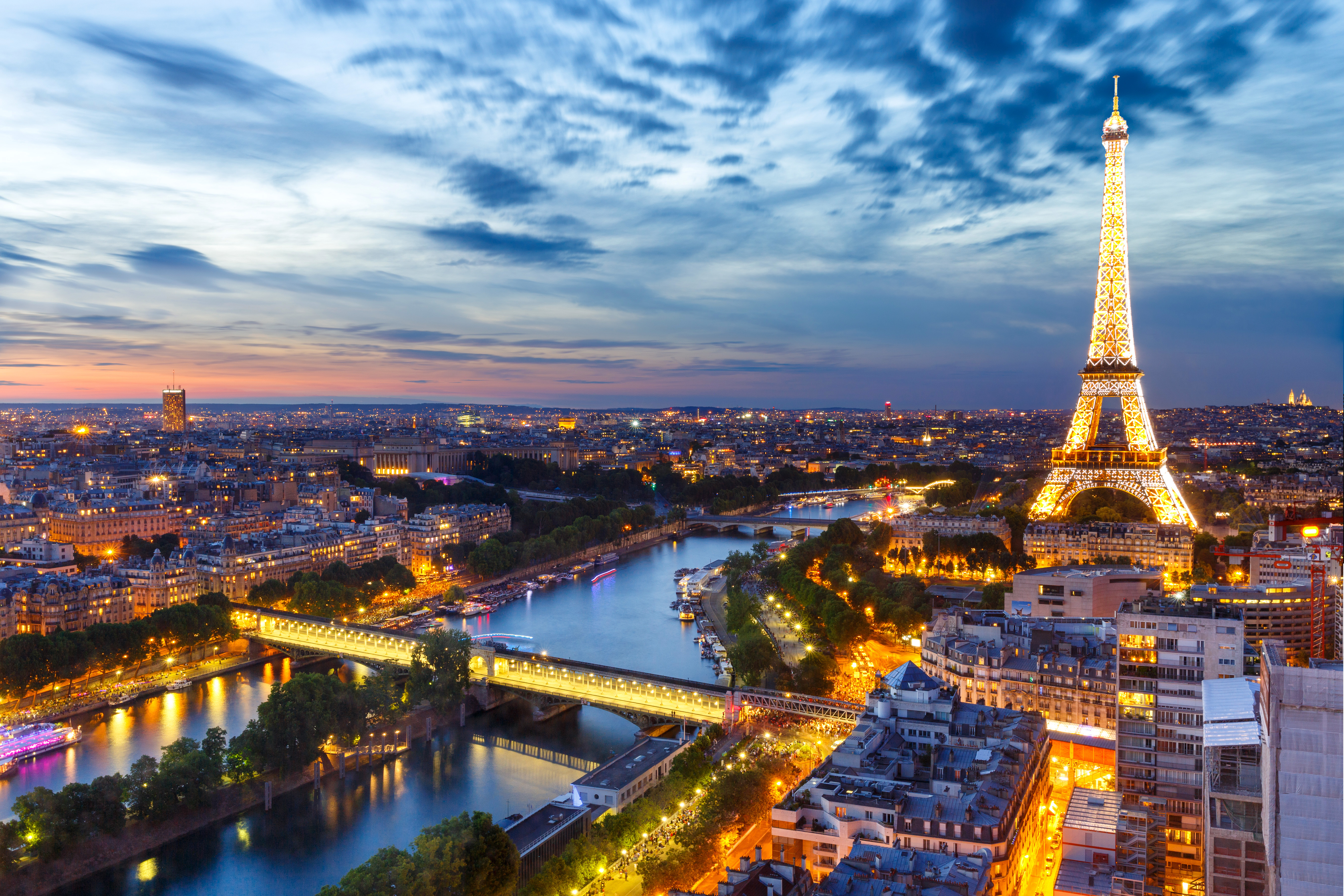 Время сейчас красивое. Франция Париж Эйфелева башня. Эйфелева башня в Париже ночью. Город Франция Эйфель башня. Париж Эйфель панорама.