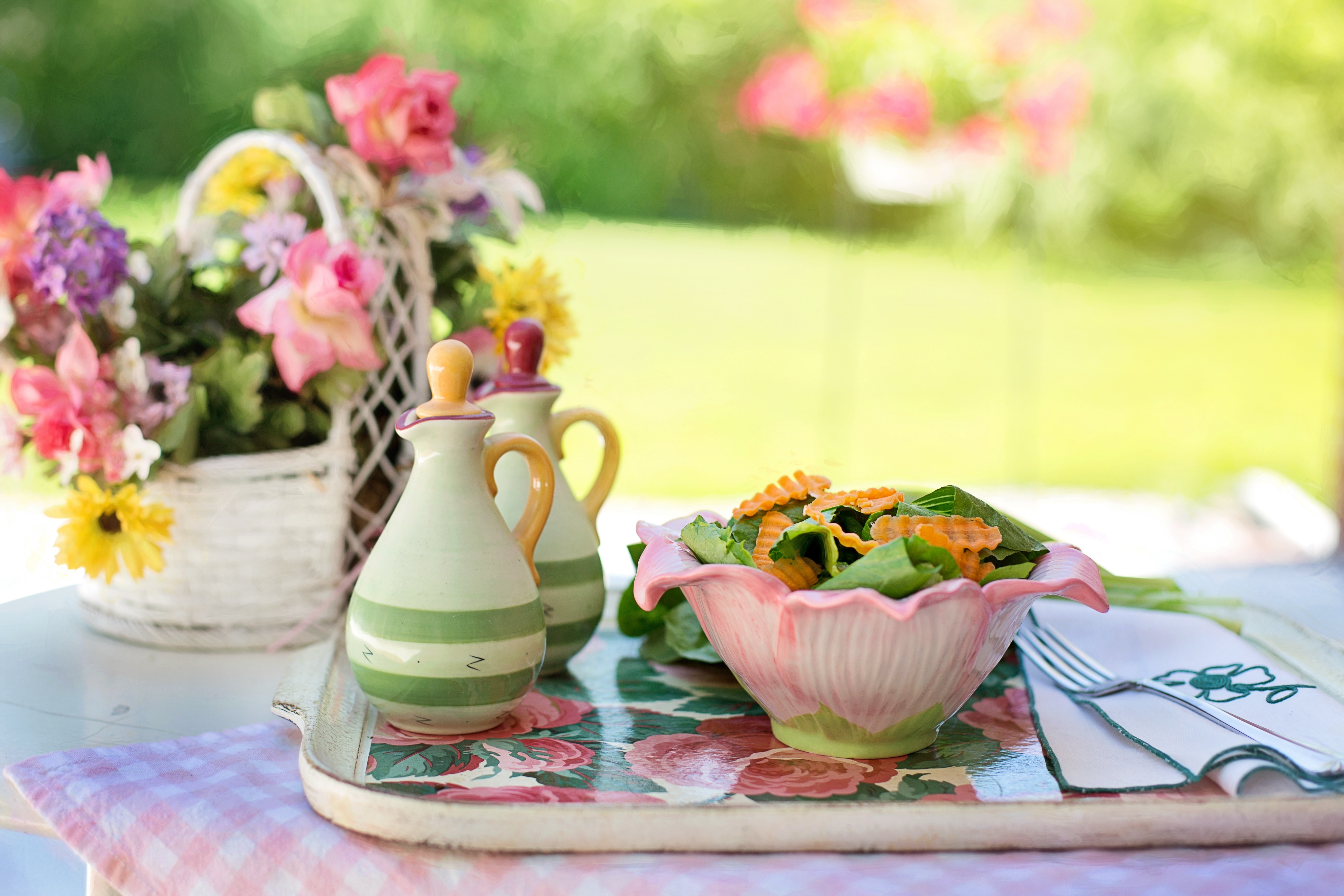 Цветные завтраки. Чаепитие в саду. Летнее чаепитие в саду. Летние цветочные композиции. Завтрак с цветами.