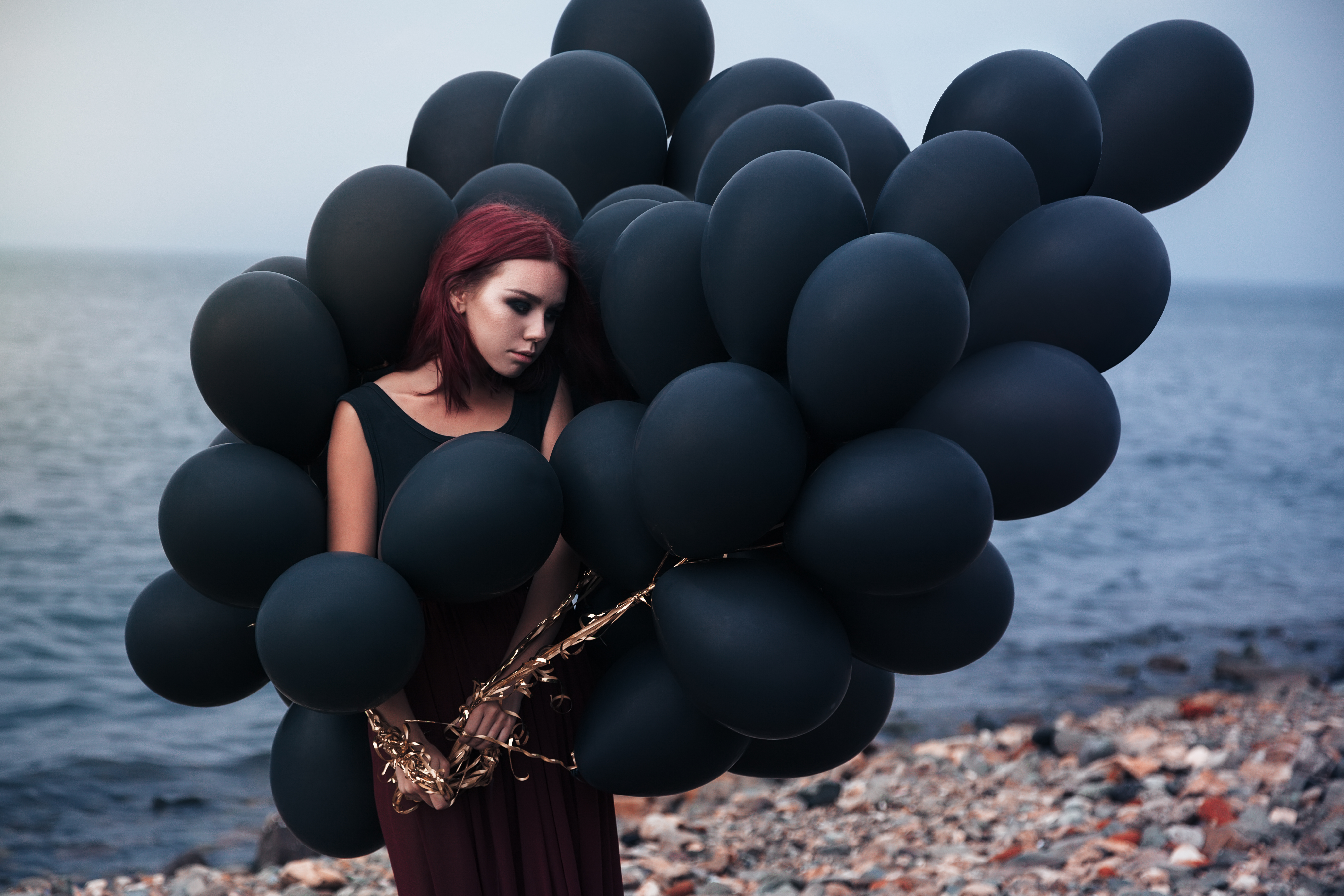 Картинка необычная женщина. Фотосессия с воздушными шарами. Девушка с шарами. Фотосессия с черными шарами. Черные воздушные шары.