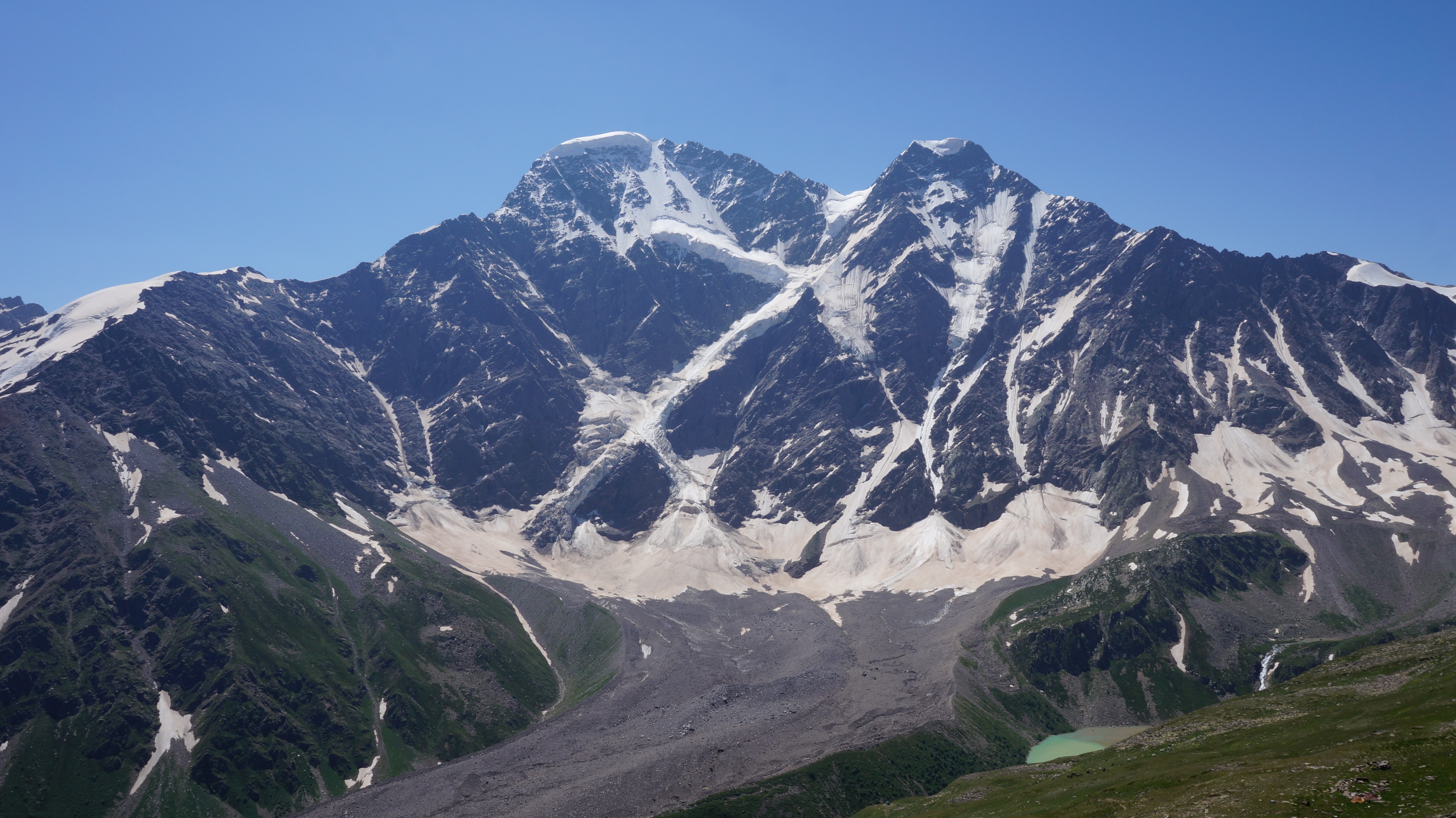 Почему на кавказе один из верхних поясов. Ледник семерка Чегет. Кавказ гора Чегет. Эльбрус Чегет. Гора Чегет лето.