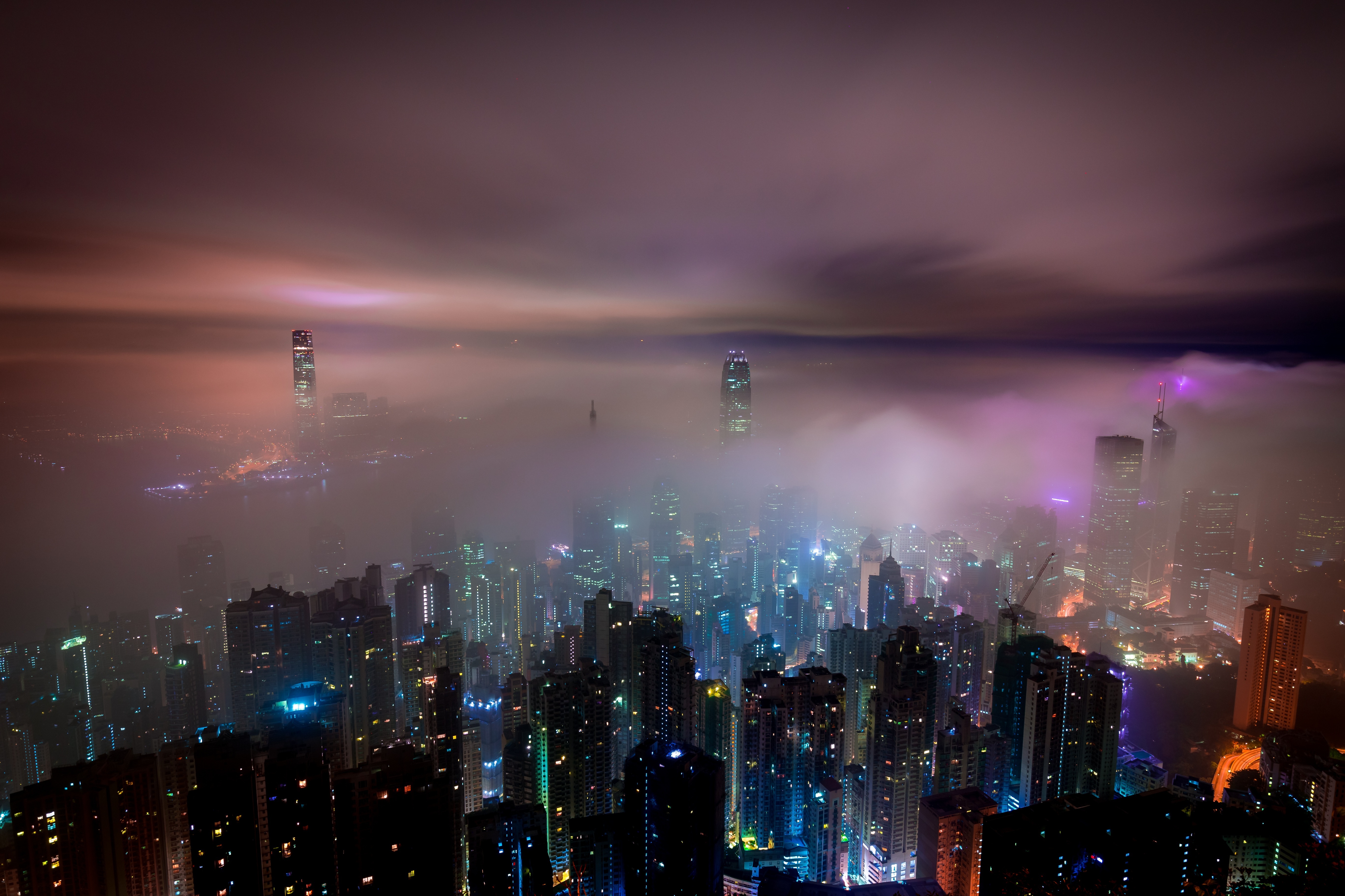 Город туман вечер. Город в тумане. Ночной город в тумане. Туман ночь город. Небоскребы в тумане ночью.