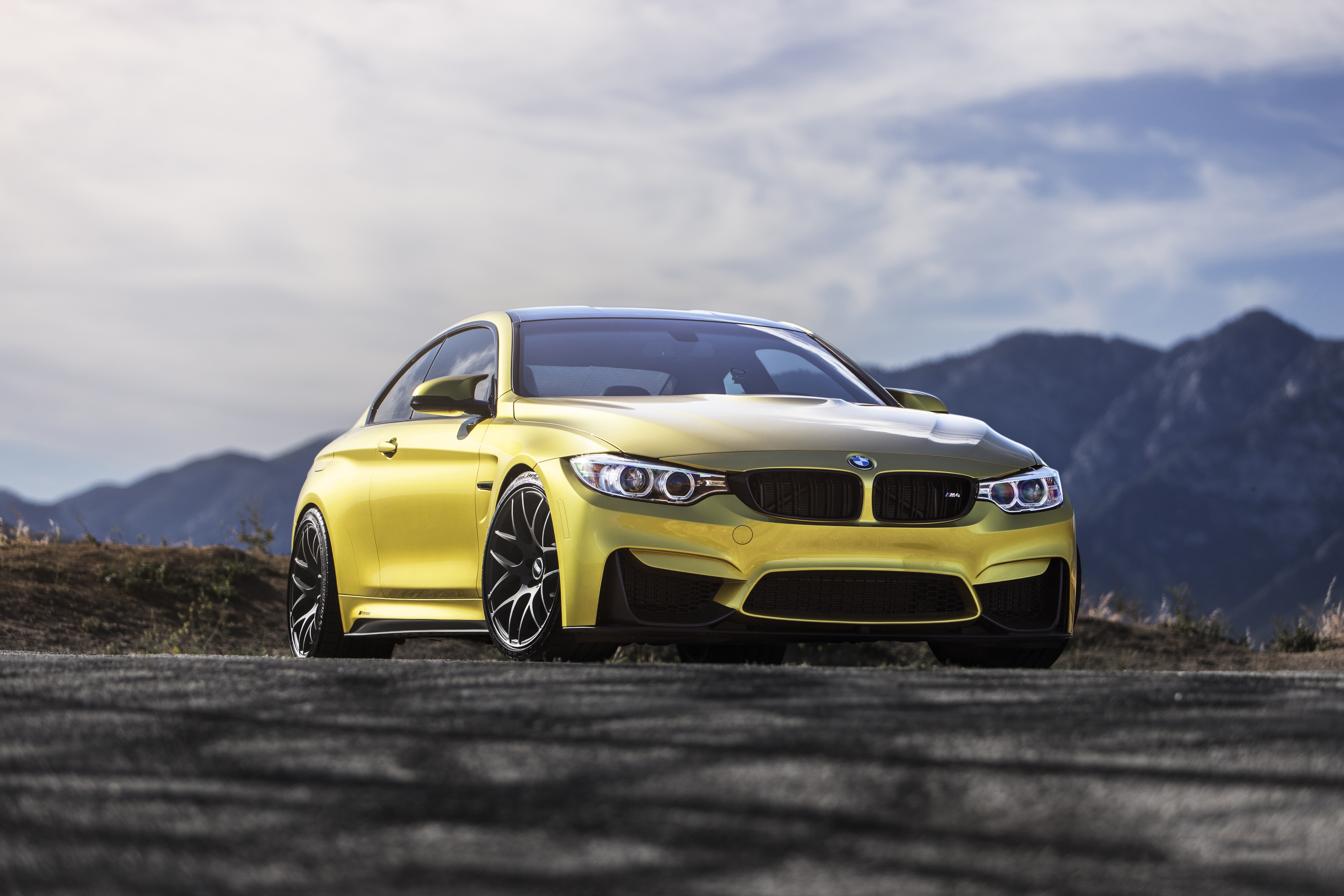 Машина м 4. BMW m4 f82. BMW f82 желтая. БМВ m4 f82 желтая. BMW m4 Pennzoil.