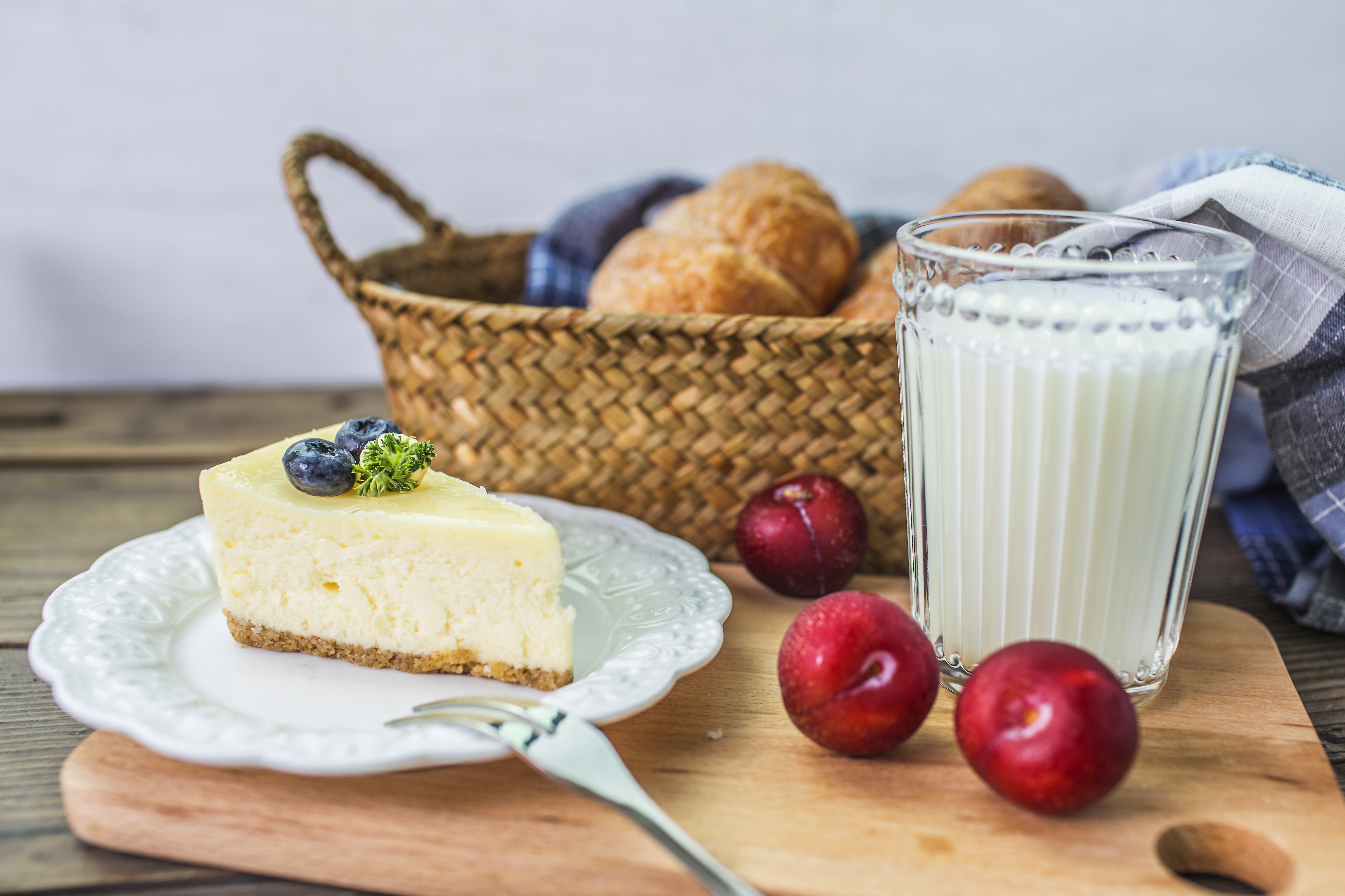 He milk for breakfast. Полдник. Завтрак. Молочный завтрак. Завтрак из молока.