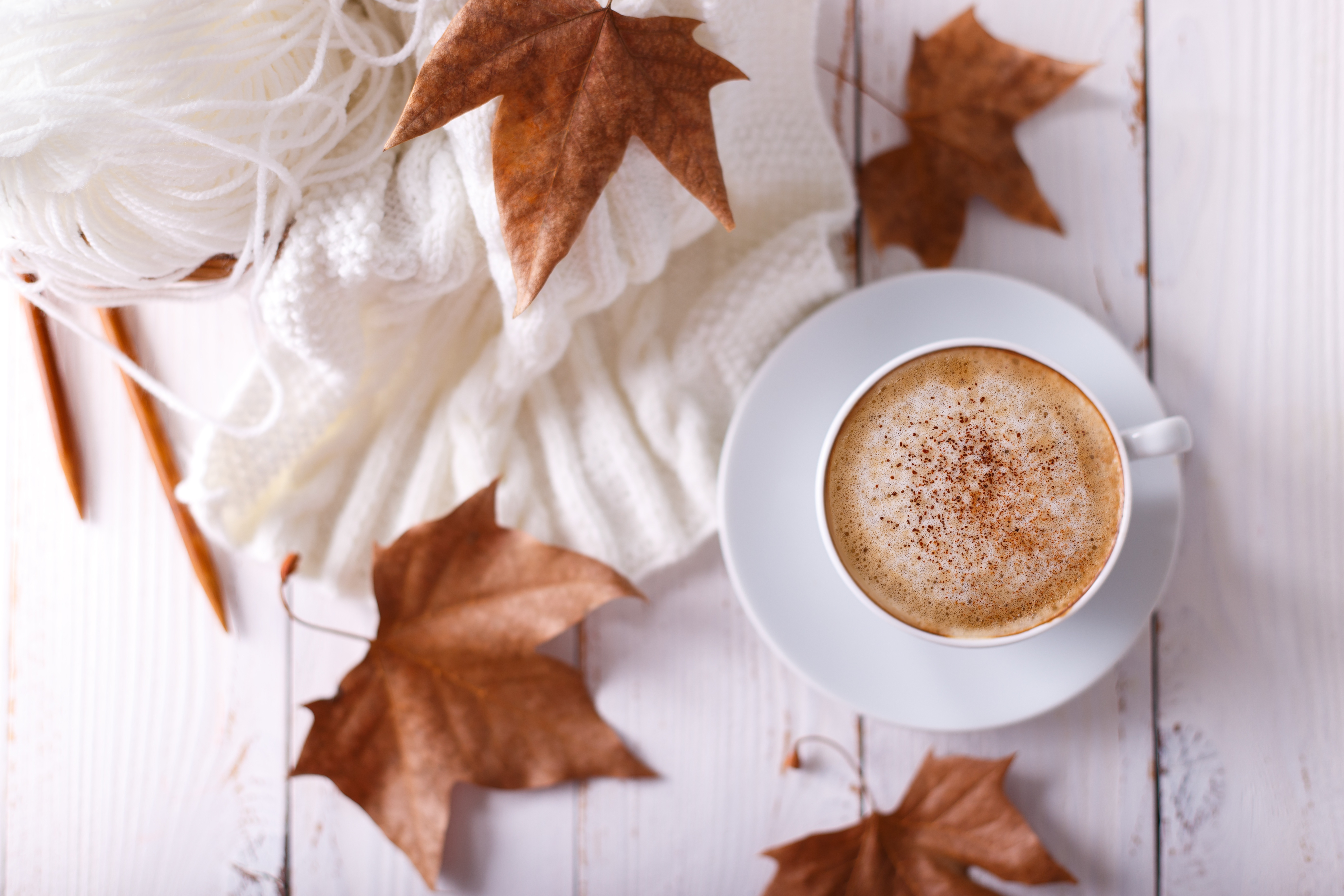 Осеннее кофе. Осень кофе. Уютная осень. Кофейные листья. "На чашечку кофе…?!".