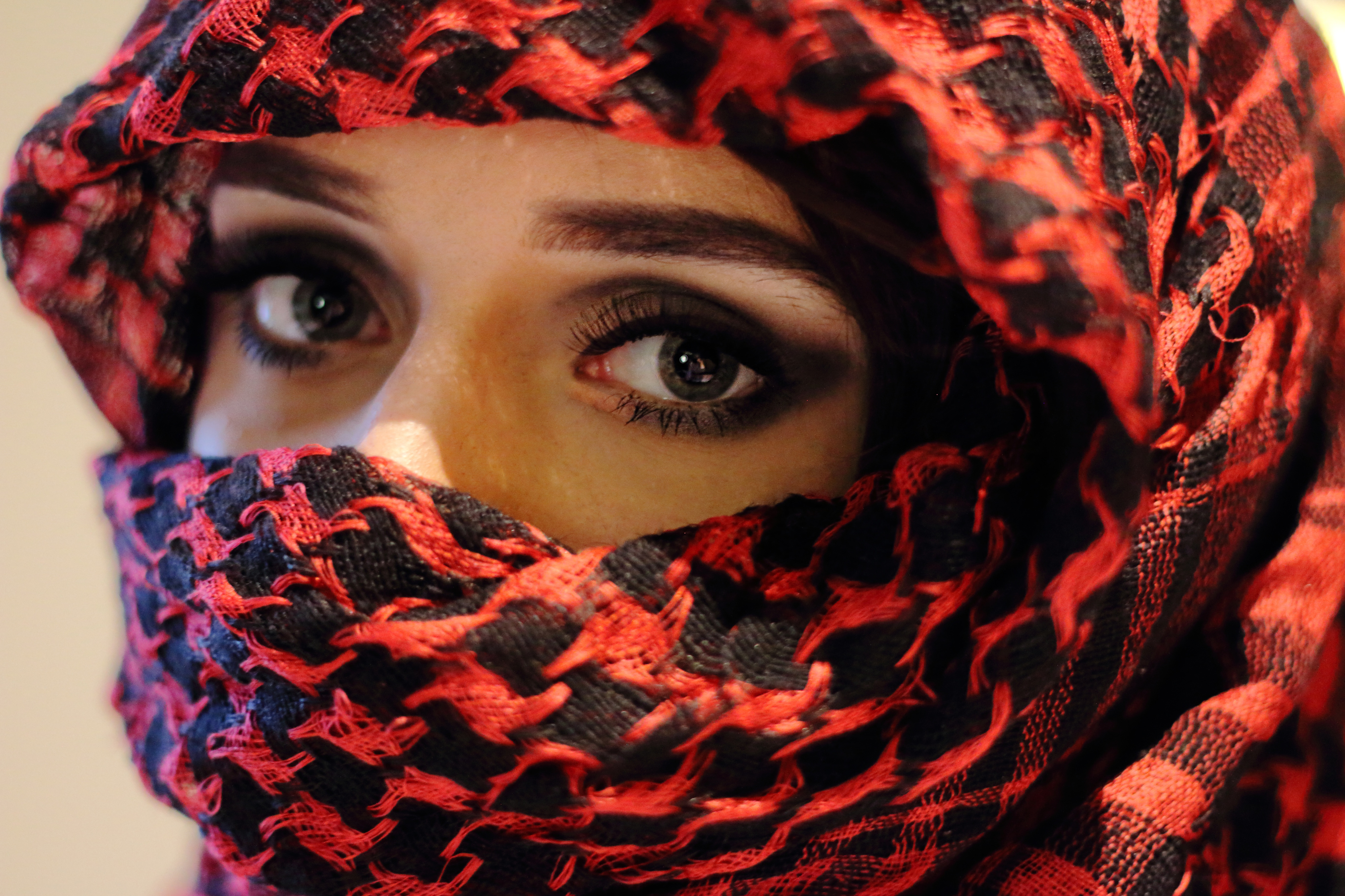 Красивое арабское видео. Восточная девушка в платке. Красивые восточные женщины в платках. Красивые арабские девушки. Араб в платке.