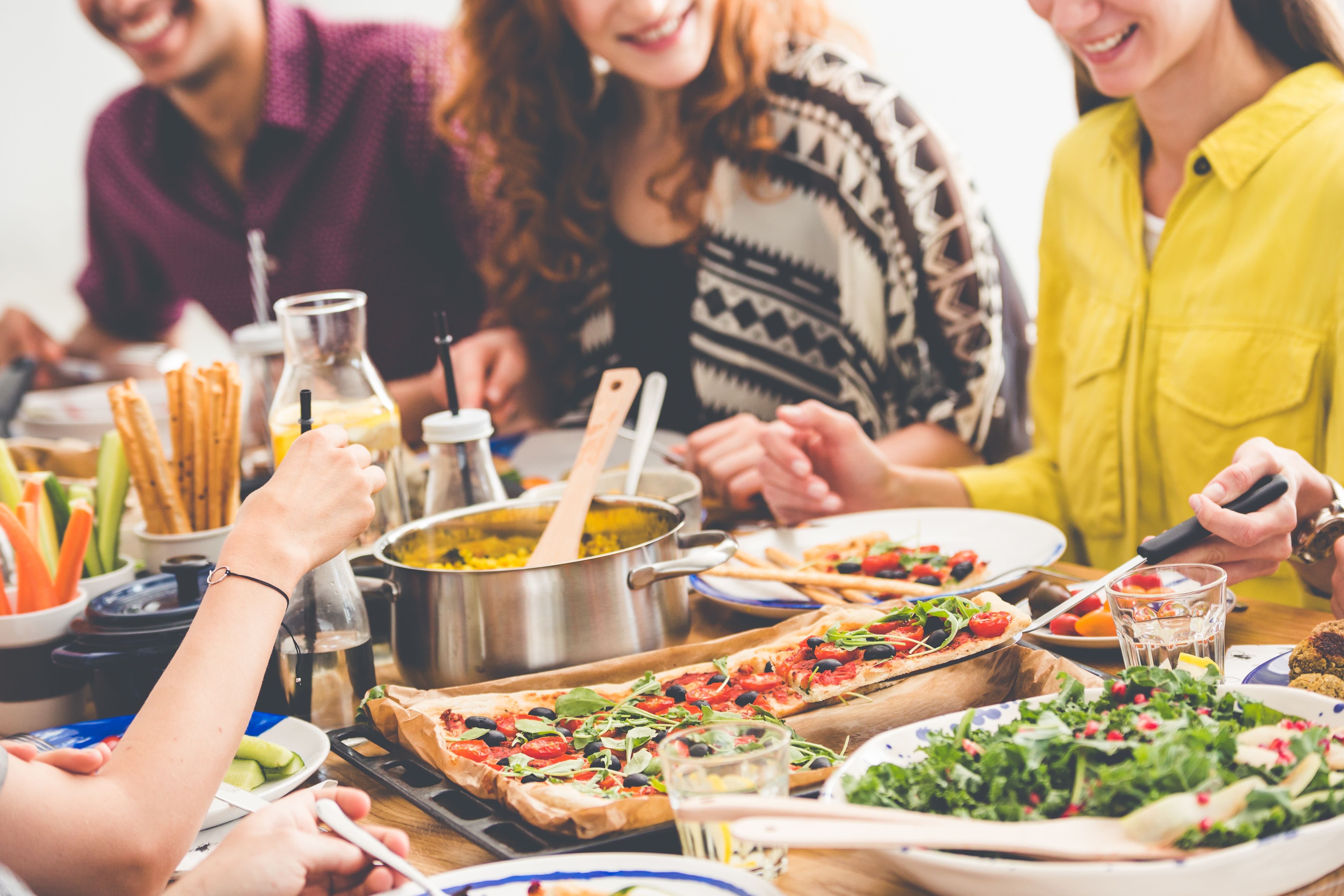 Пища лишь. Обед на разных языках. Vegetarian Party. Vegetarians at Party.