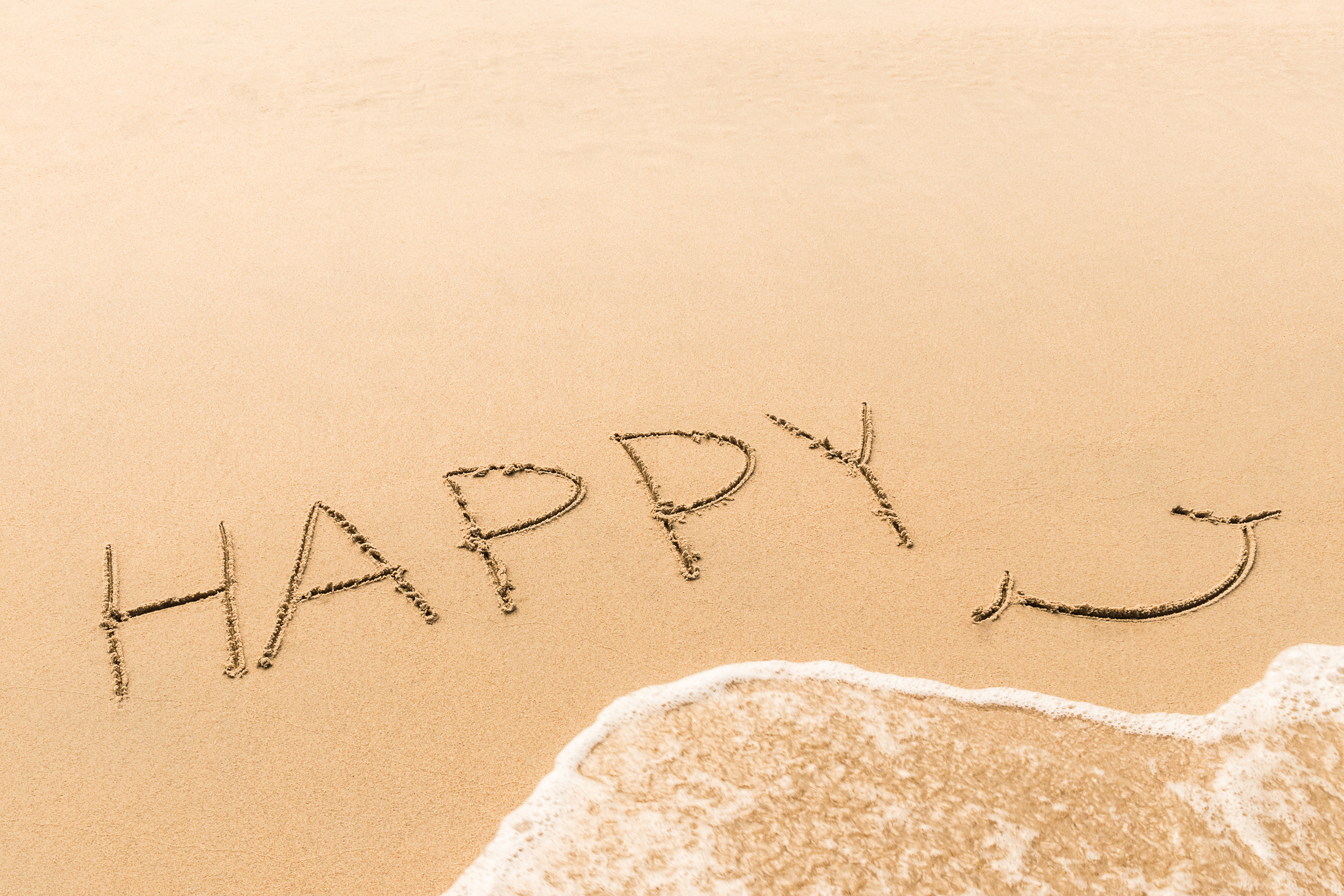 К счастью на английском. Надпись на песке. Надпись на песке счастье. Be Happy надпись на песке. Надпись на песке лето.