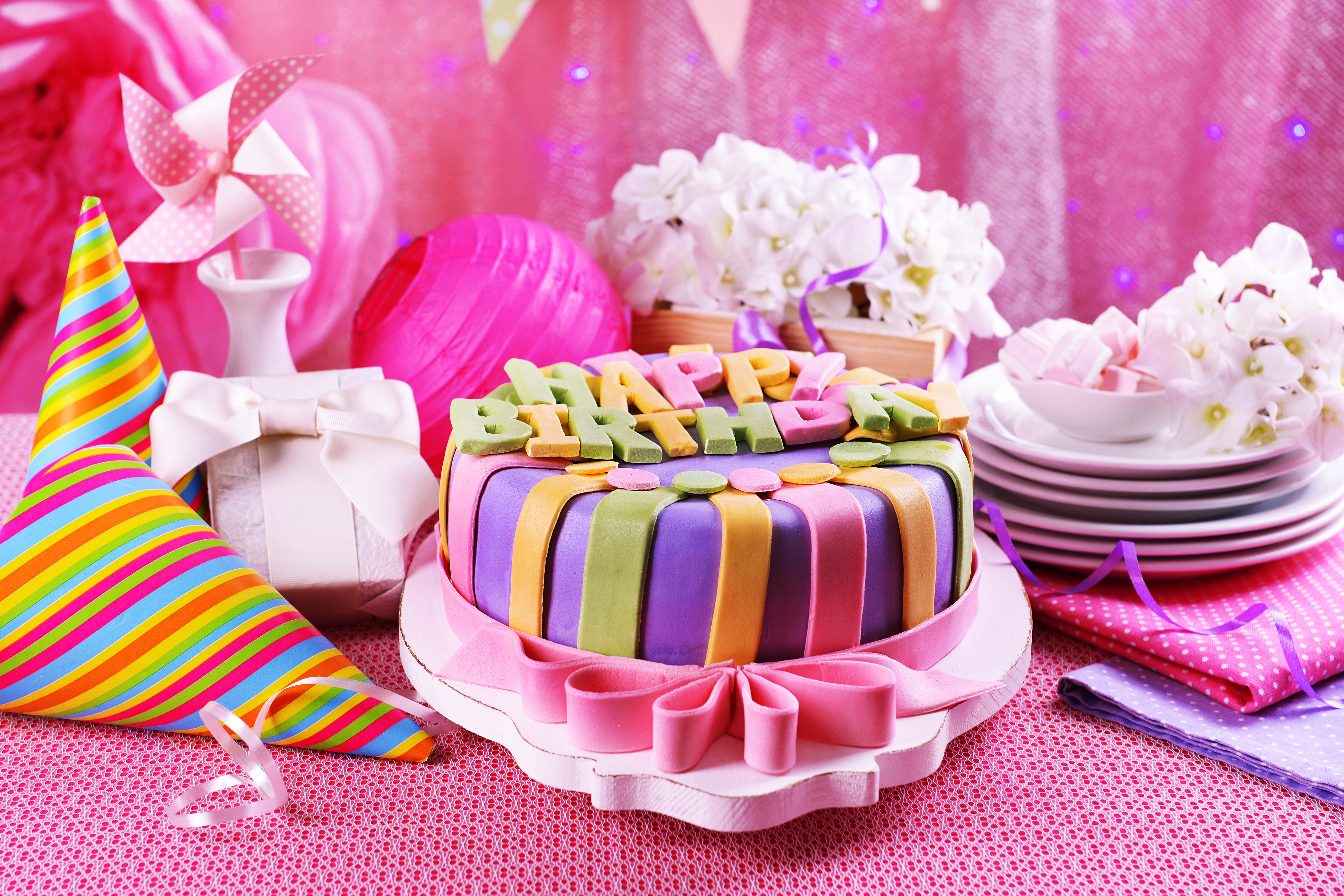 Оригинальное фото на день рождения. Красивые тортики на день рождения. Тортик с днем рождения. Торт цветы. Праздничный торт с подарками.