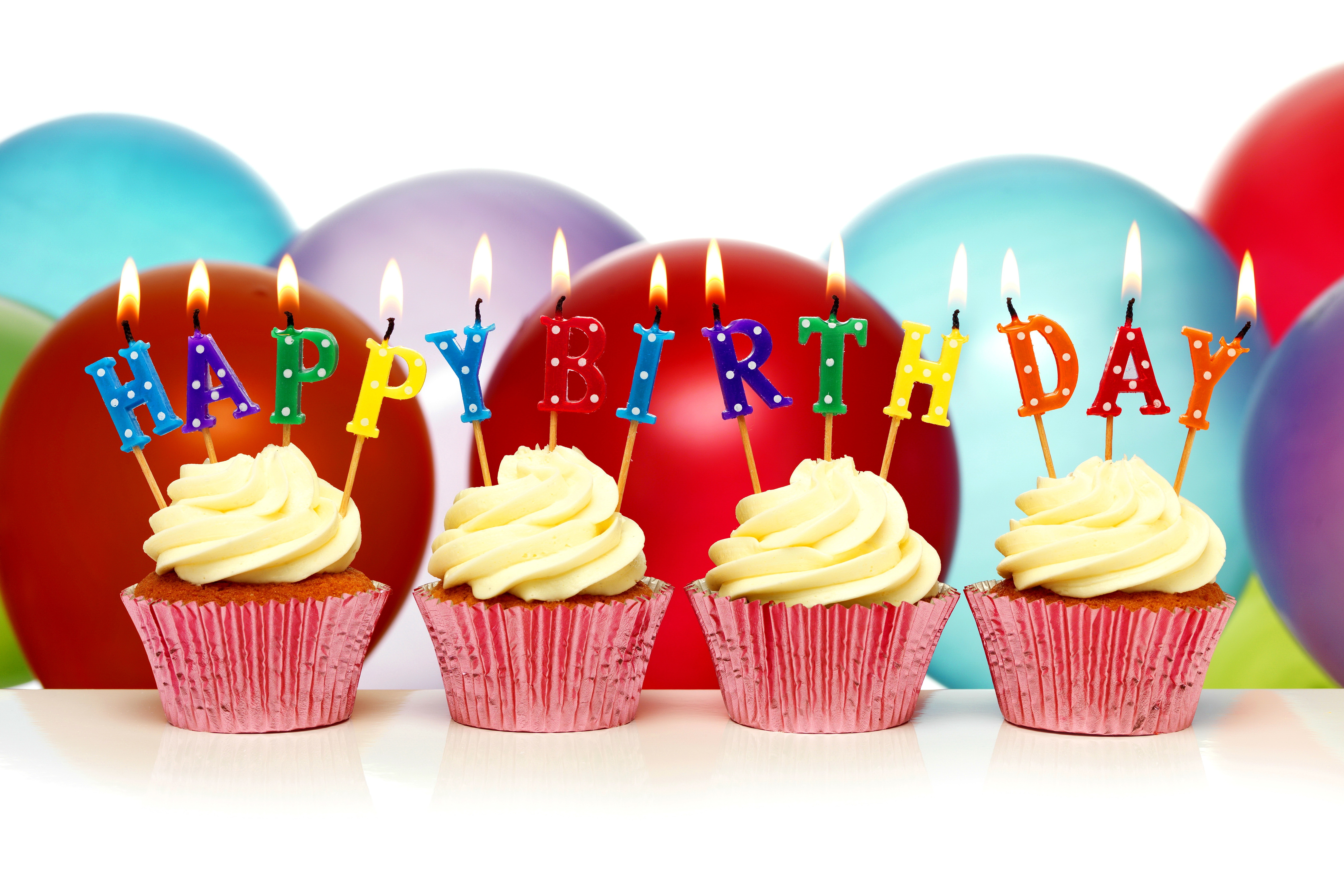Ден рождения. С днем рождения. Кексики на день рождения. Пирожное на день рождения. С днем рождения Пироженка.