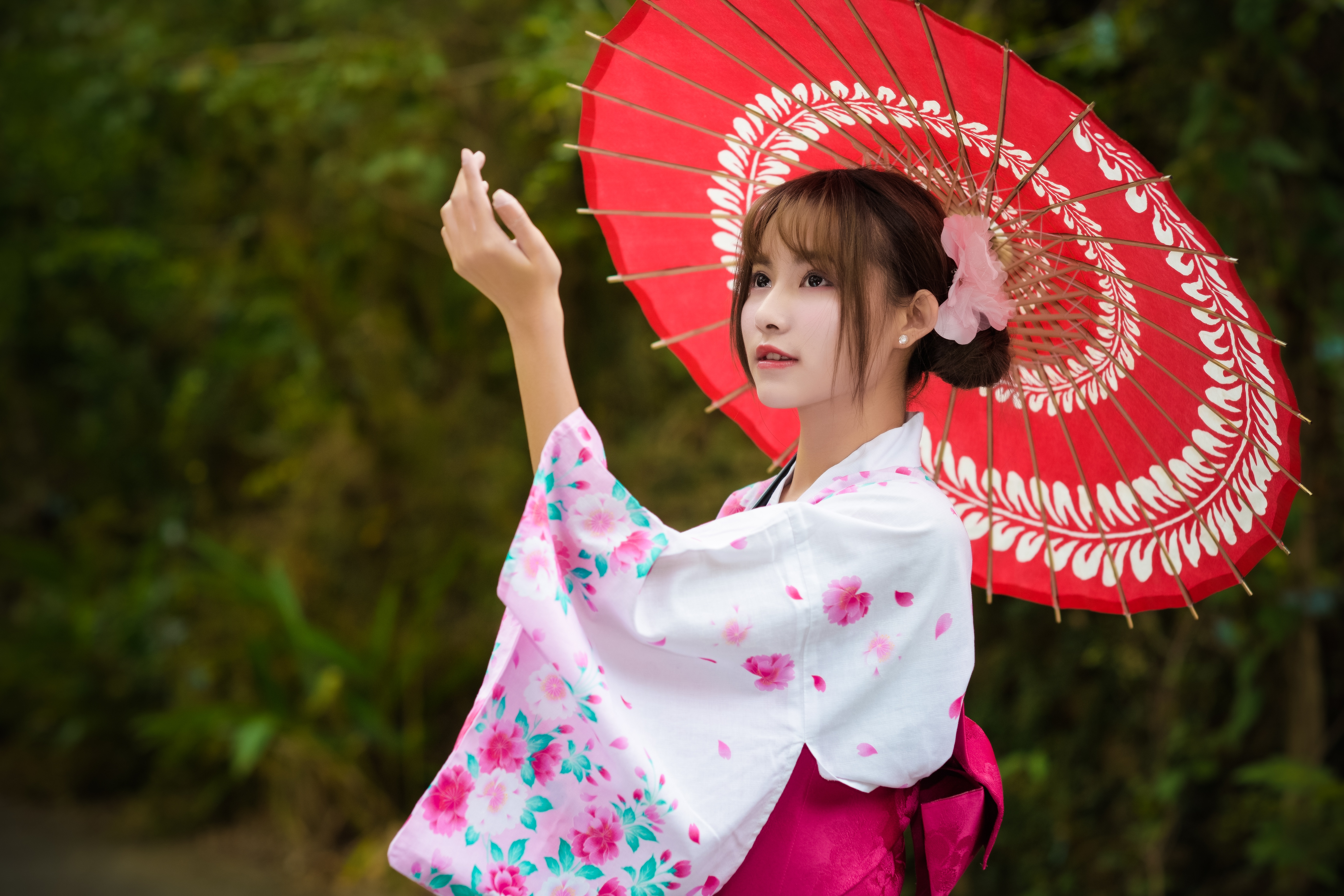 Как называют девушку в японии. Кацумийо гейша. Япония девушки. Японка с зонтиком.