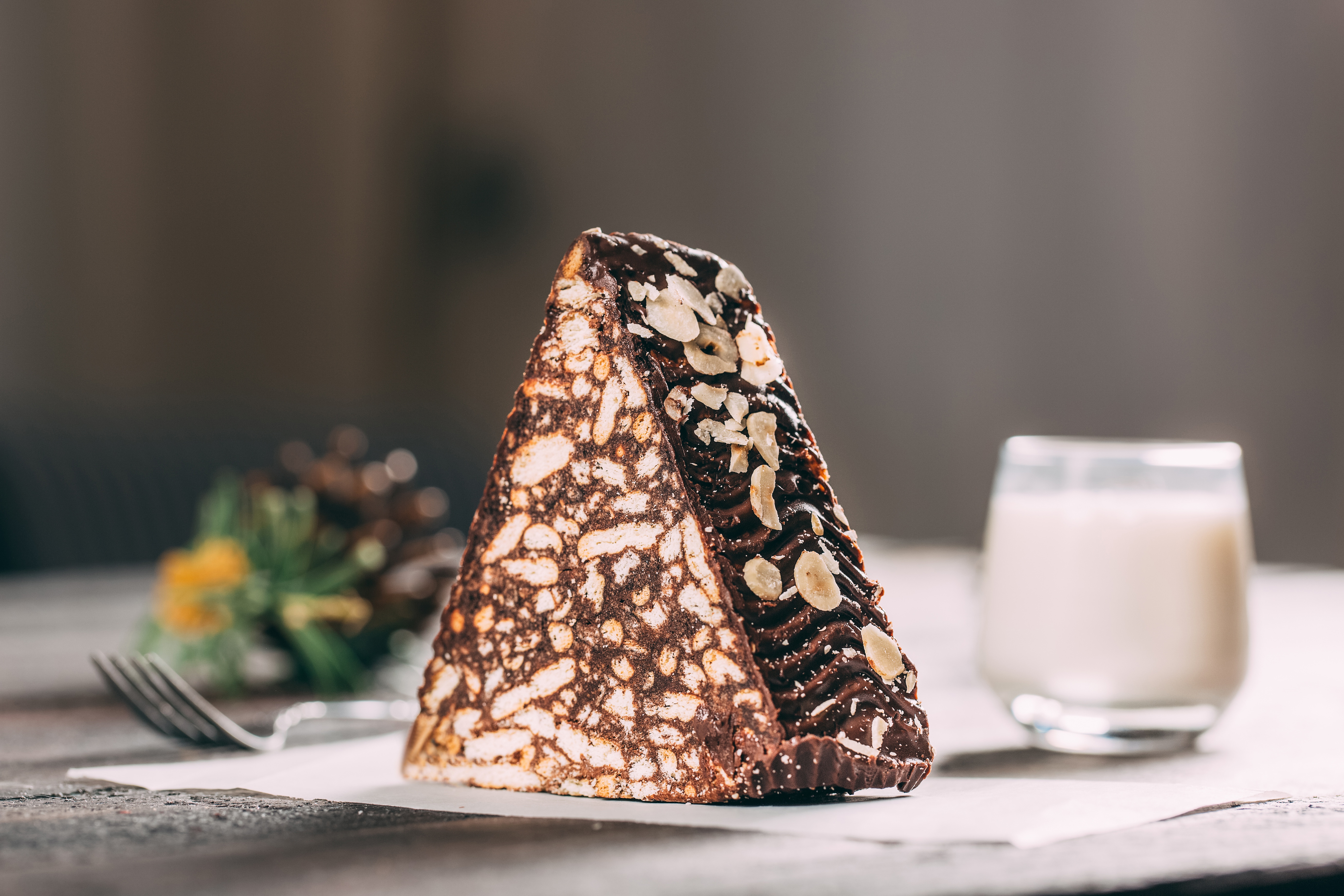 Milk cake. Как красиво сфоткать кусок торта. Как красиво сфотографировать кусочек торта. Chocolate Cake Shake. Chocolate Cake with Nuts.