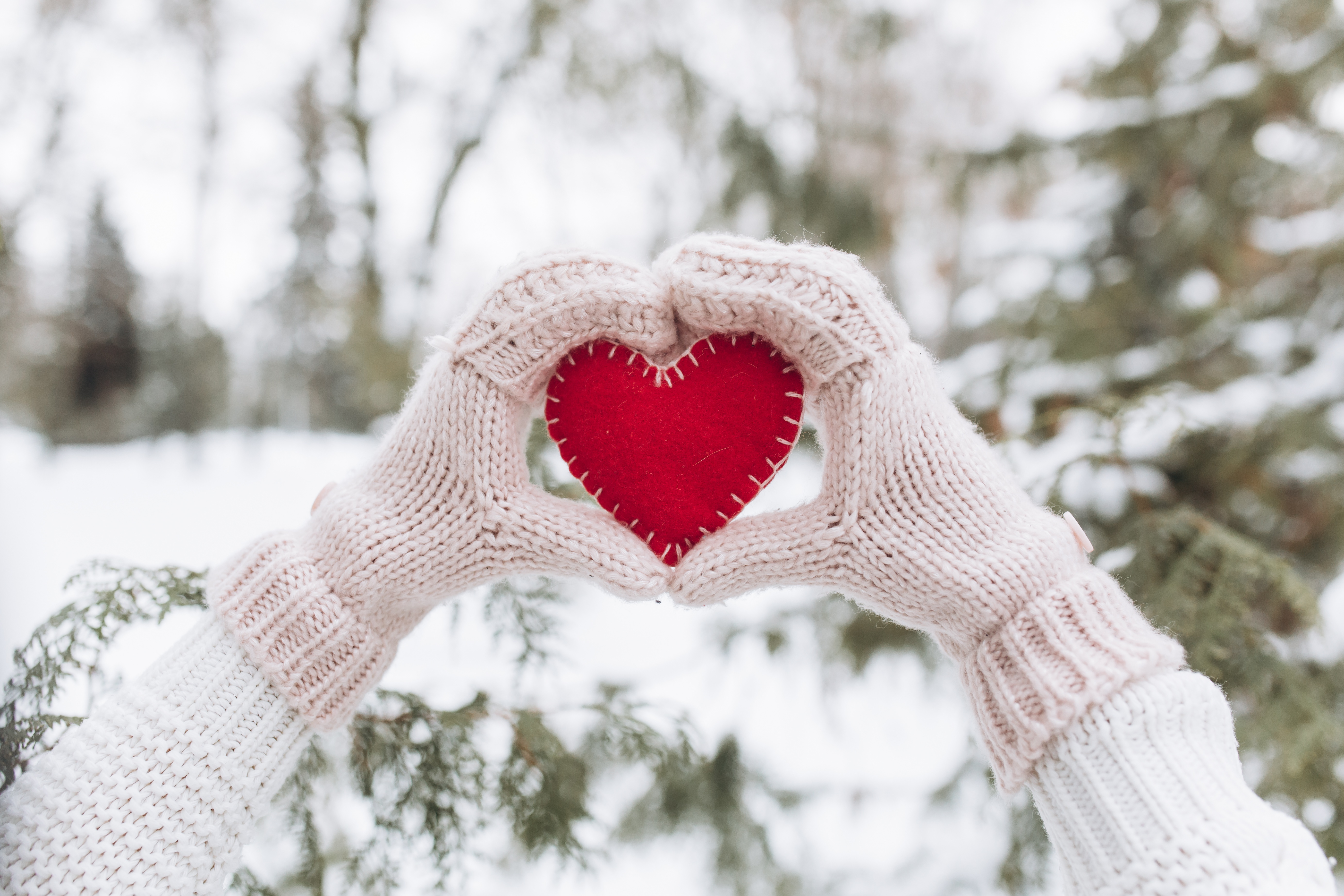 Зама сердце. Зимняя романтика. Сердце зимой. Зимнее счастье. Руки в варежках.