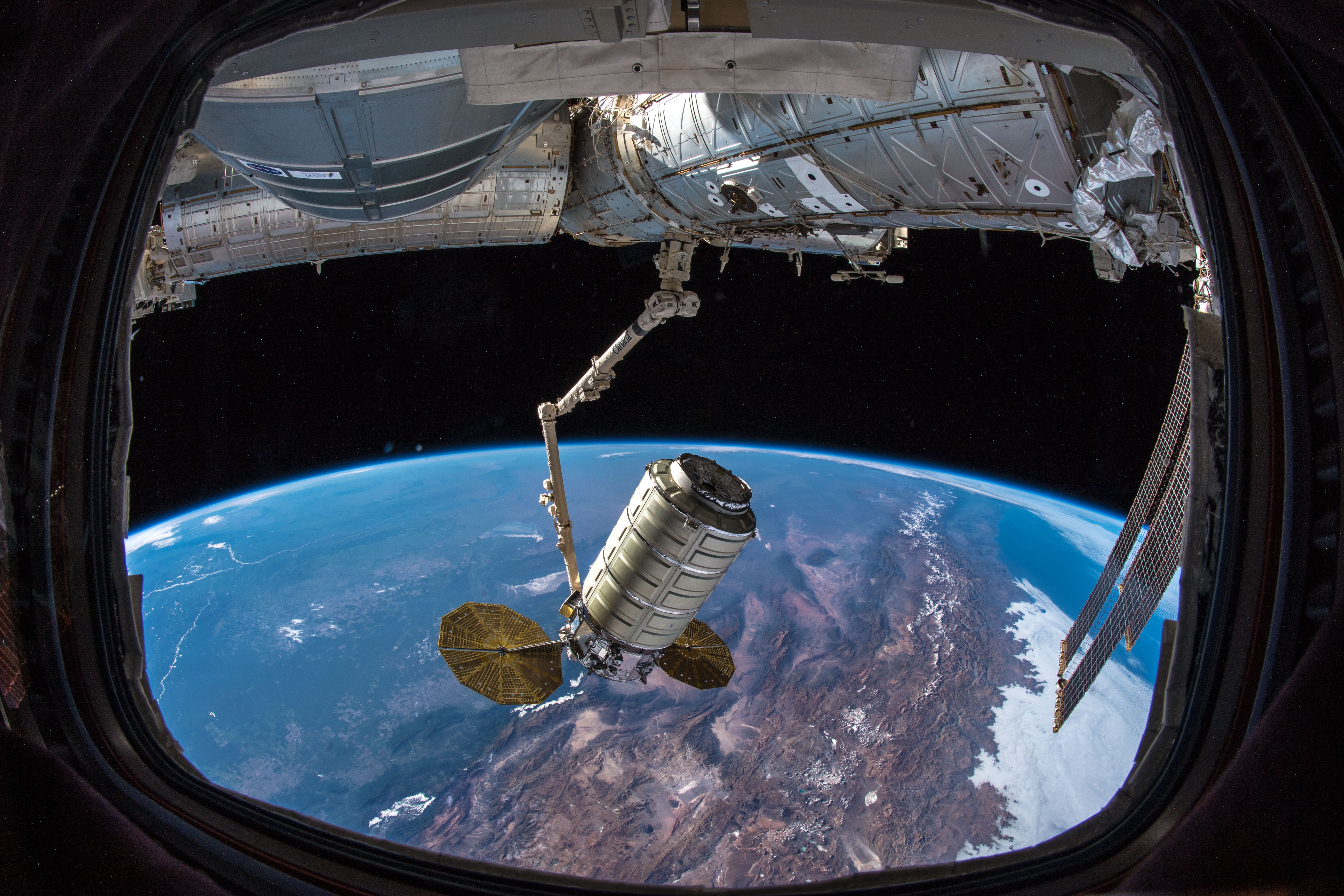 В космосе есть высота. Cygnus МКС. Космический корабль МКС. NASA МКС. Иллюминатор космического корабля.