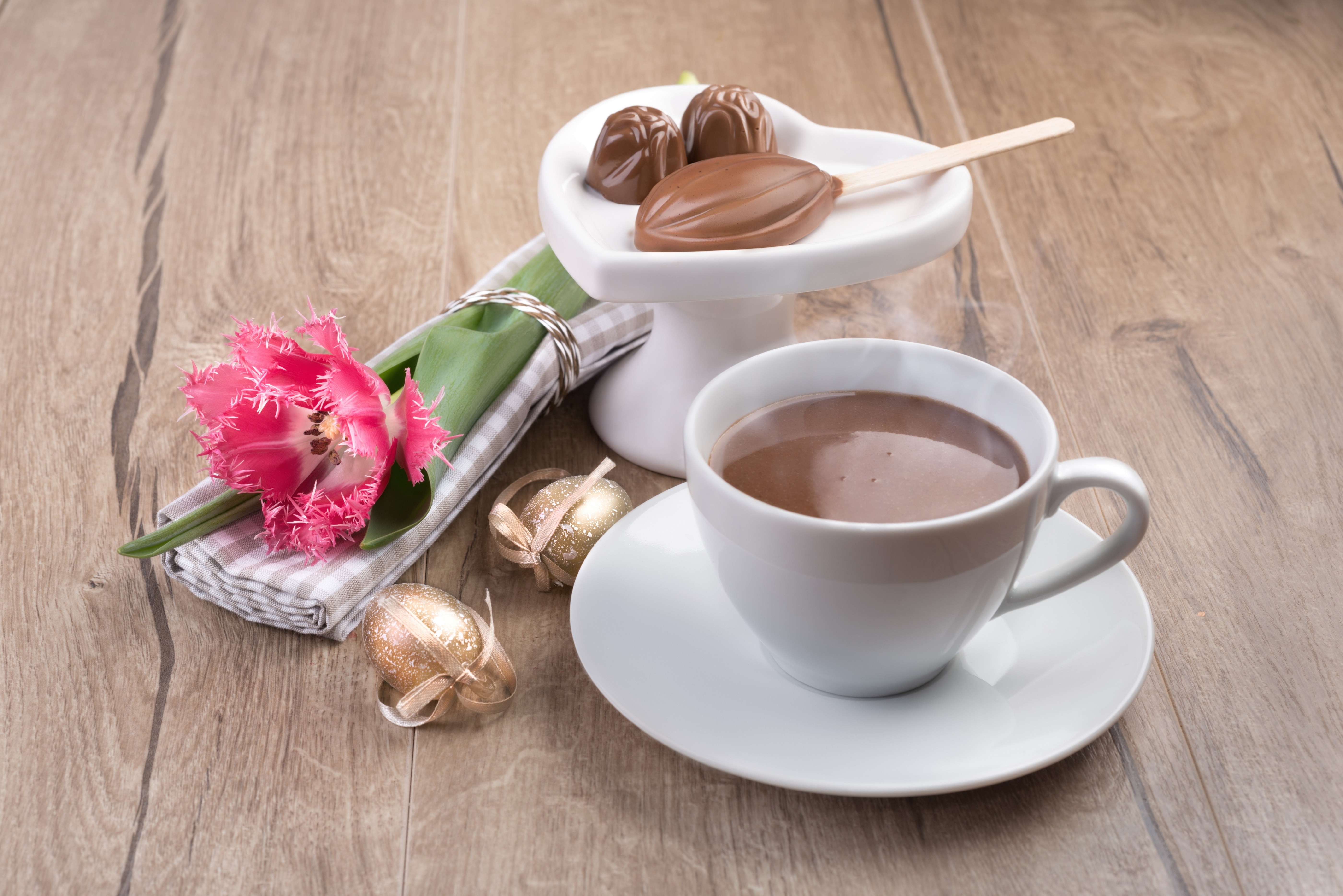 Доброе утро картинки кофе. Кофе и цветы. Утро кофе. Чашка утреннего кофе. Чашечка кофе с цветами и конфетами.