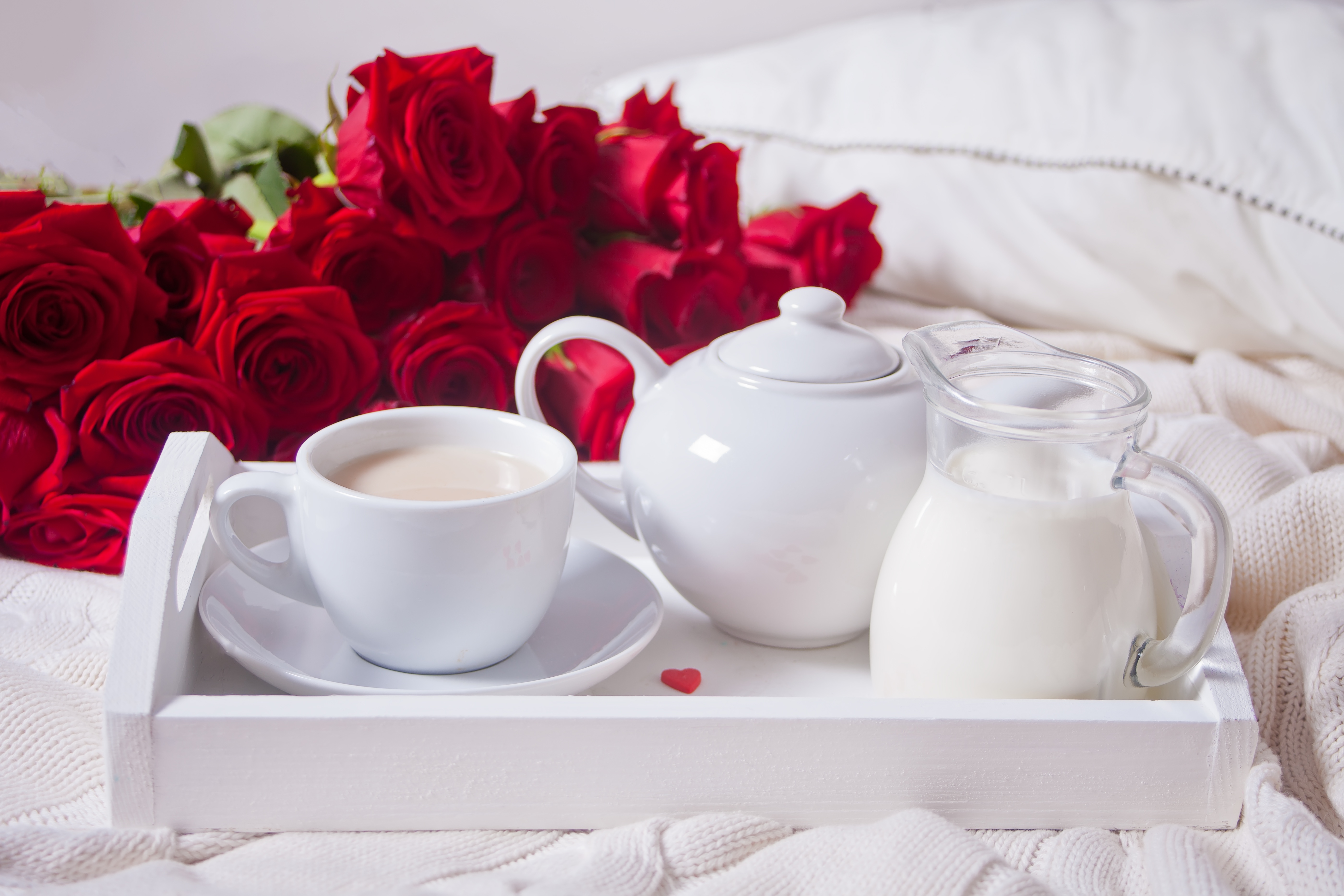 Доброе утро ласковые слова любимой девушке. Доброе утро любимая. Завтрак с цветами. Кофе и цветы. Доброе утро любимая жена.
