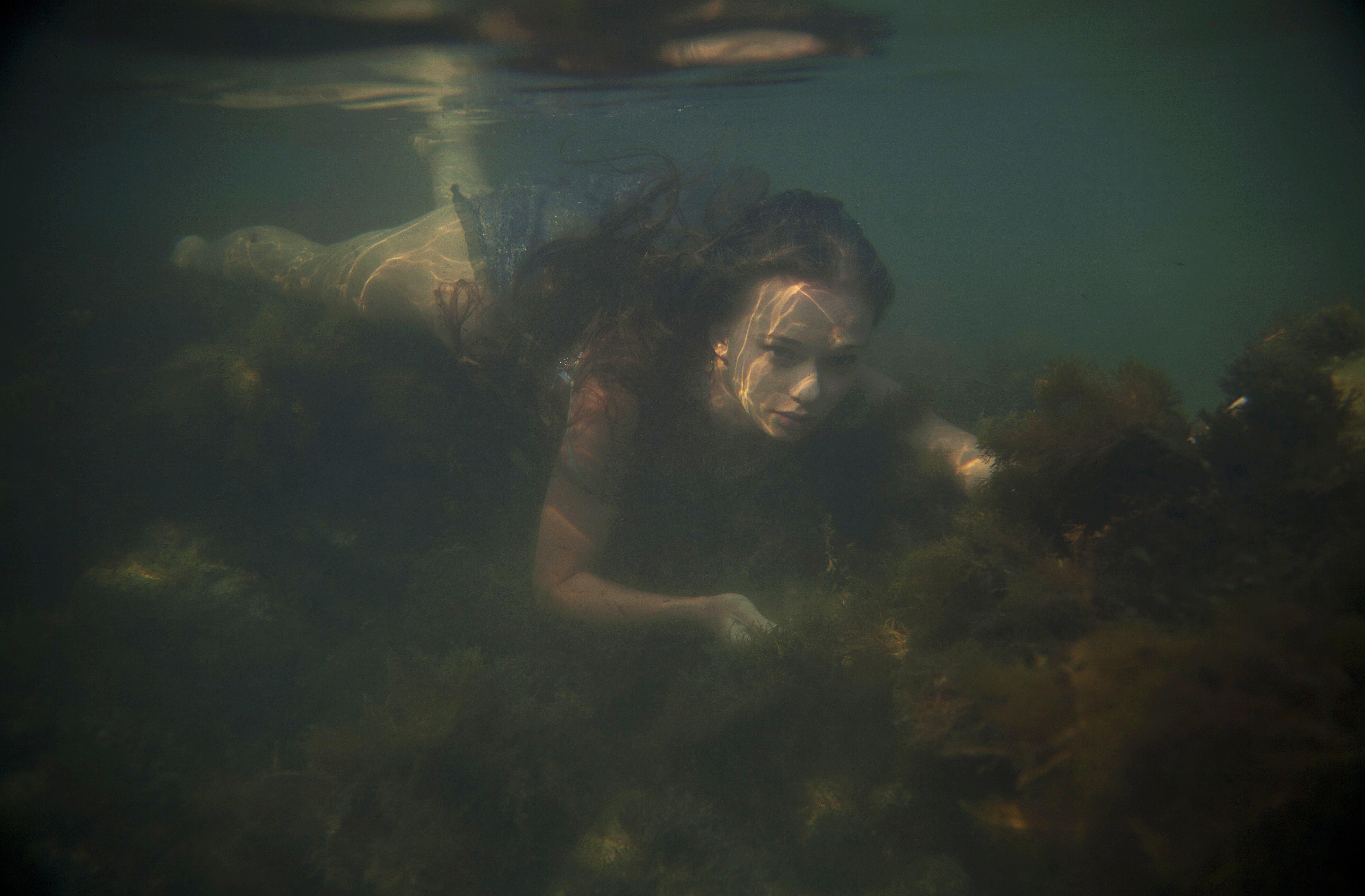 В глубине были видны. Под водой. Девушка под водой. Девушка на дне океана. Фотосессия под водой.