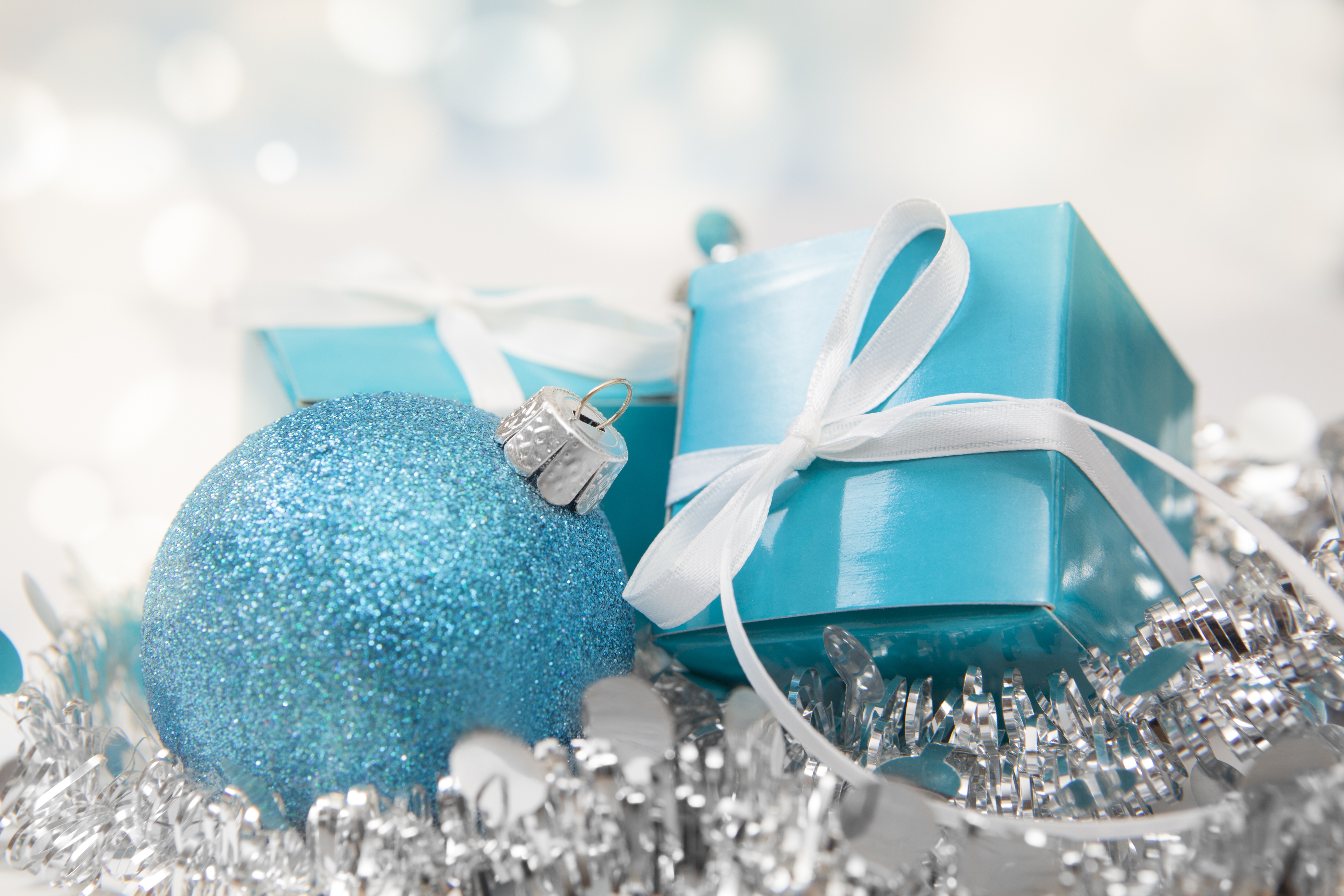 Подарок синий цвет. Подарок голубой. Голубые новогодние подарки. Подарок голубого цвета. Подарки в голубом цвете.