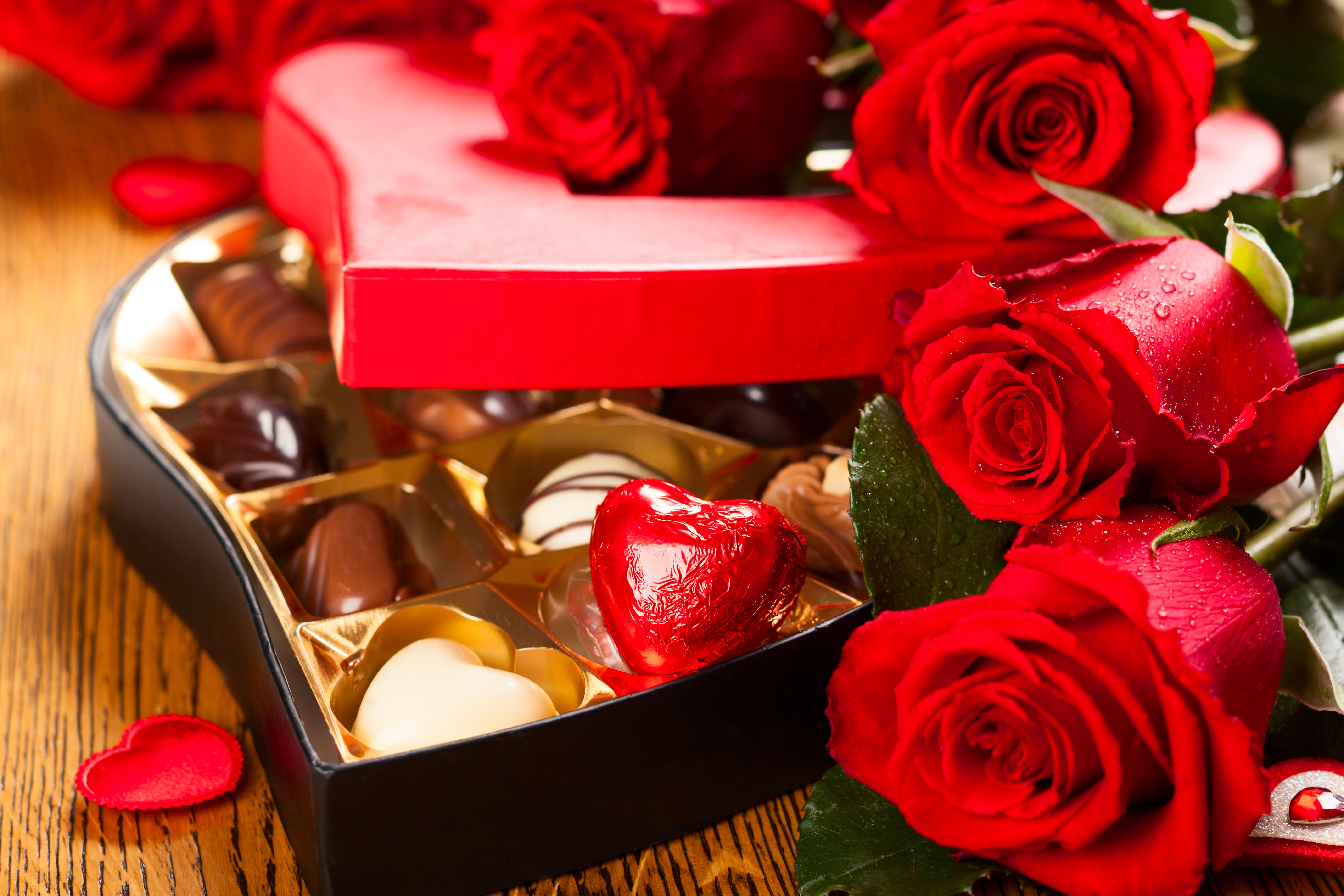 Красивый подарок женщине на день рождения. Цветы с конфетами. Коробка цветы и конфеты. Букет роз с конфетами. Шоколадные конфеты и цветы.