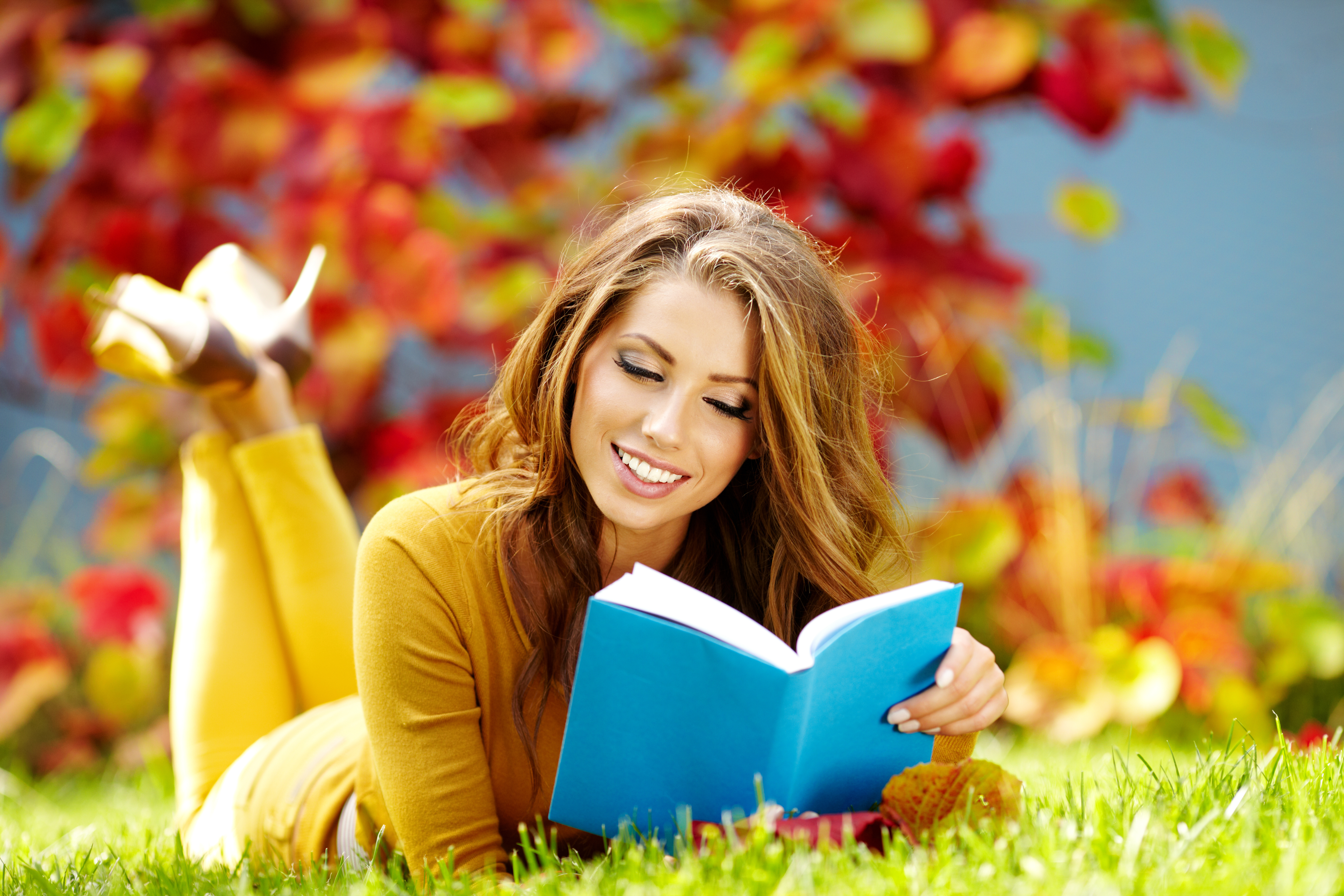 Девушки читают текст. Девушка с книгой. Счастливая женщина. Умная девушка. Позитивная девушка.