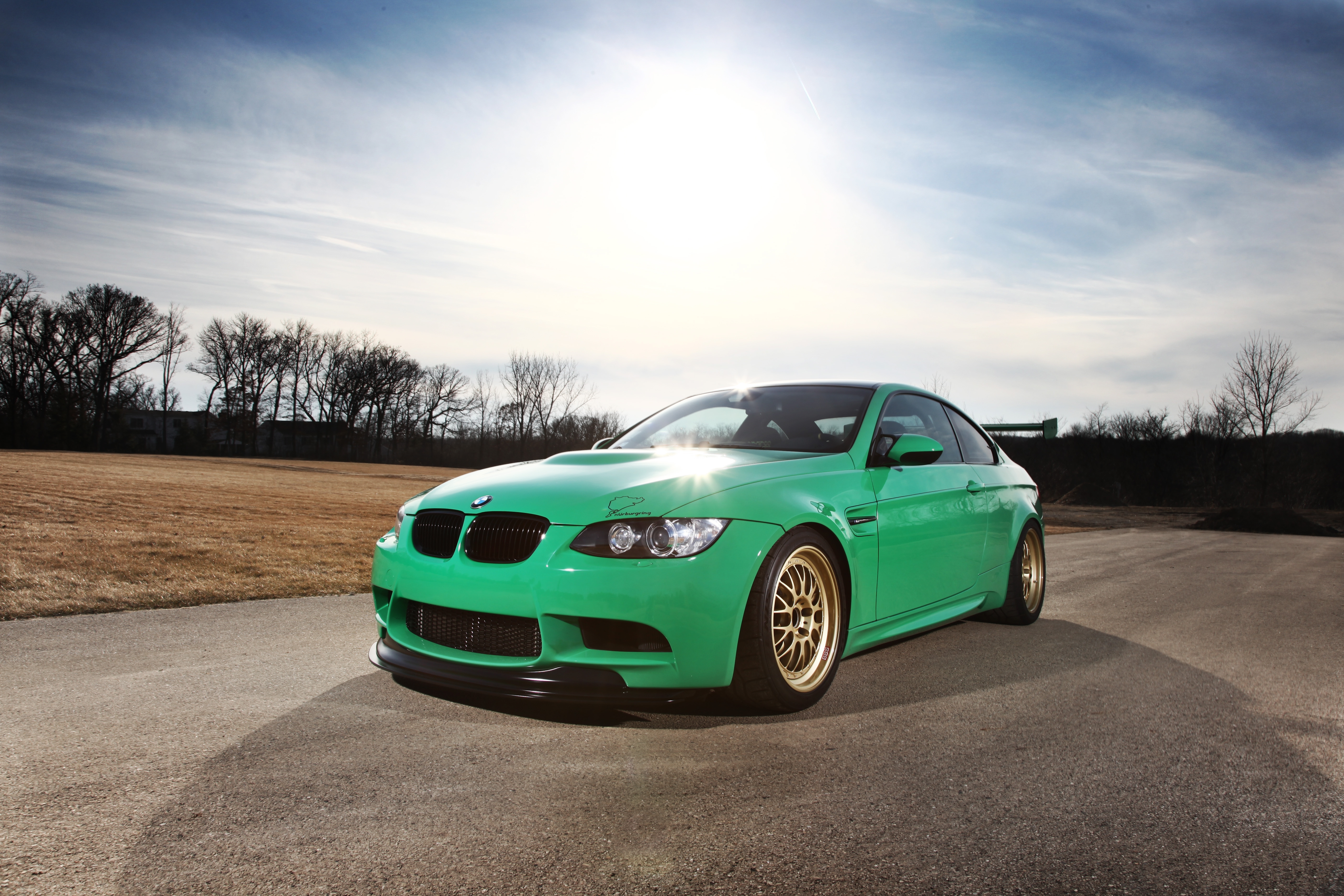 Зеленый автомобиль на дороге. BMW e92 Green. BMW e92 зеленая. BMW m3 изумруд. BMW m3 Green Color.