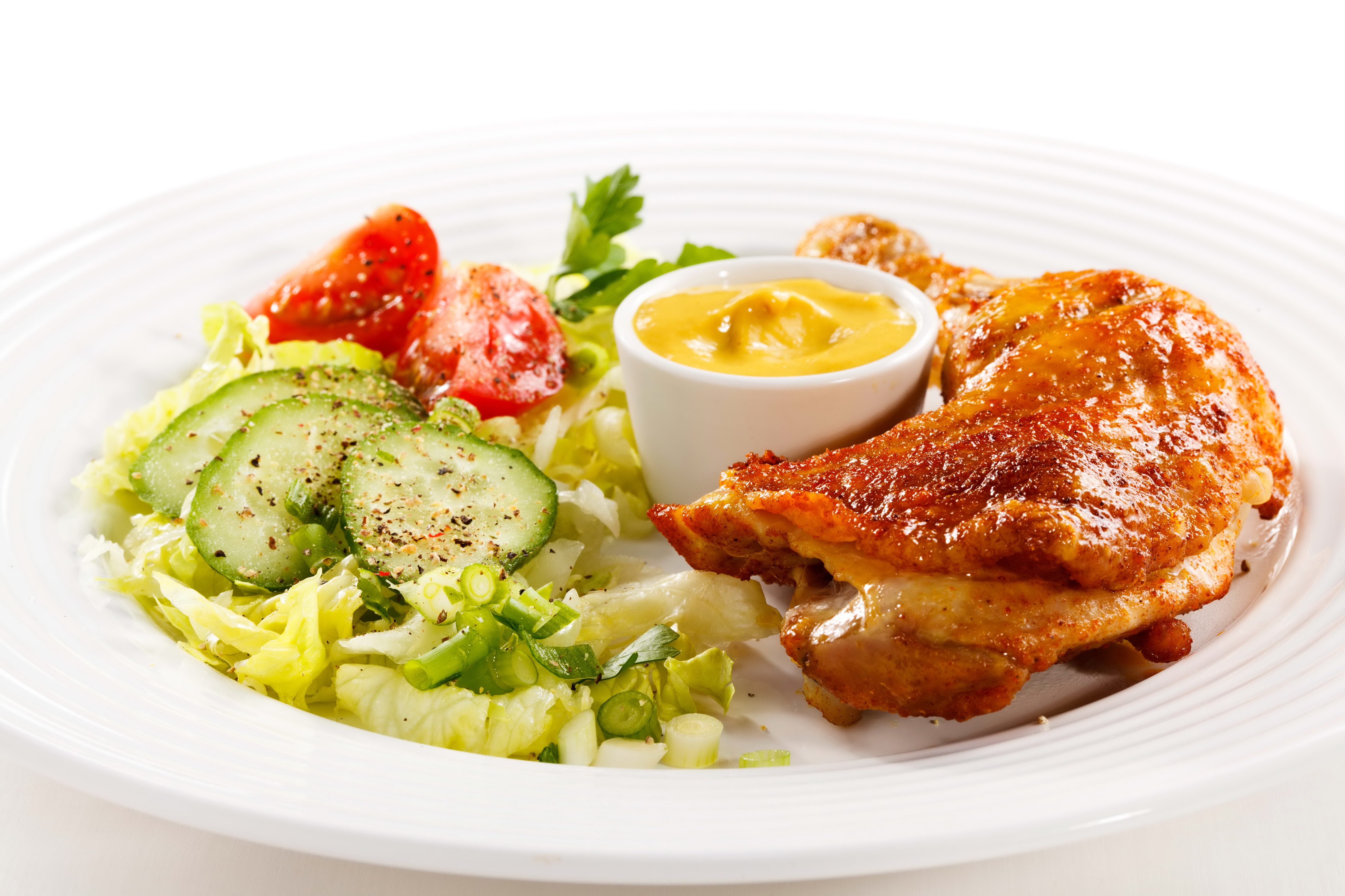 Обед простые вторые. Красивые блюда. Тарелка с едой. Гарнир к курице. Красивые блюда на белом фоне.