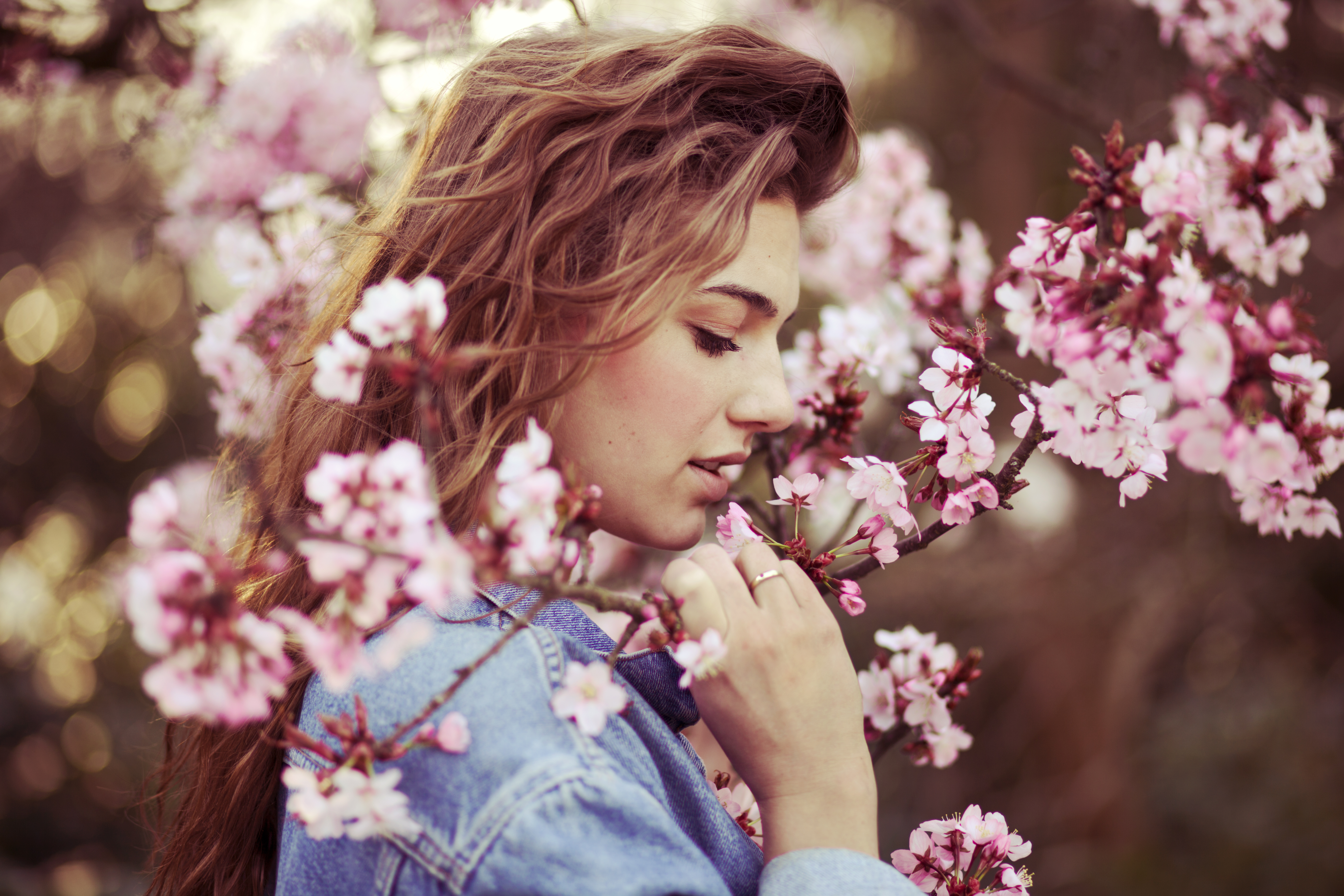 Blossom woman. Весенняя девушка. Девушка весной. Девушка в цветущем саду.
