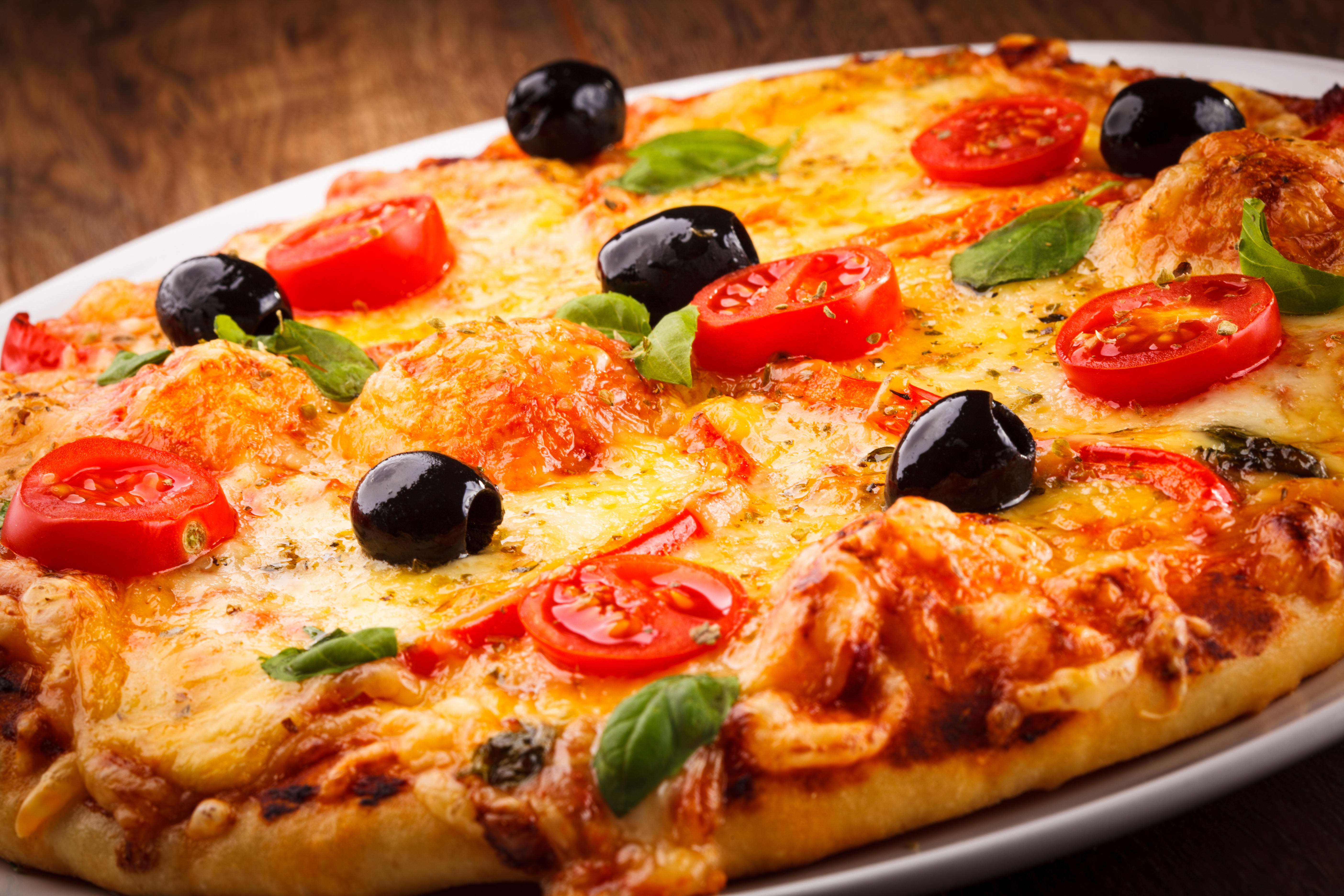 Какое блюдо пицца. Пицца Чикен чиз. Пицца Милано. Самая красивая пицца. Фото пиццы на столе.