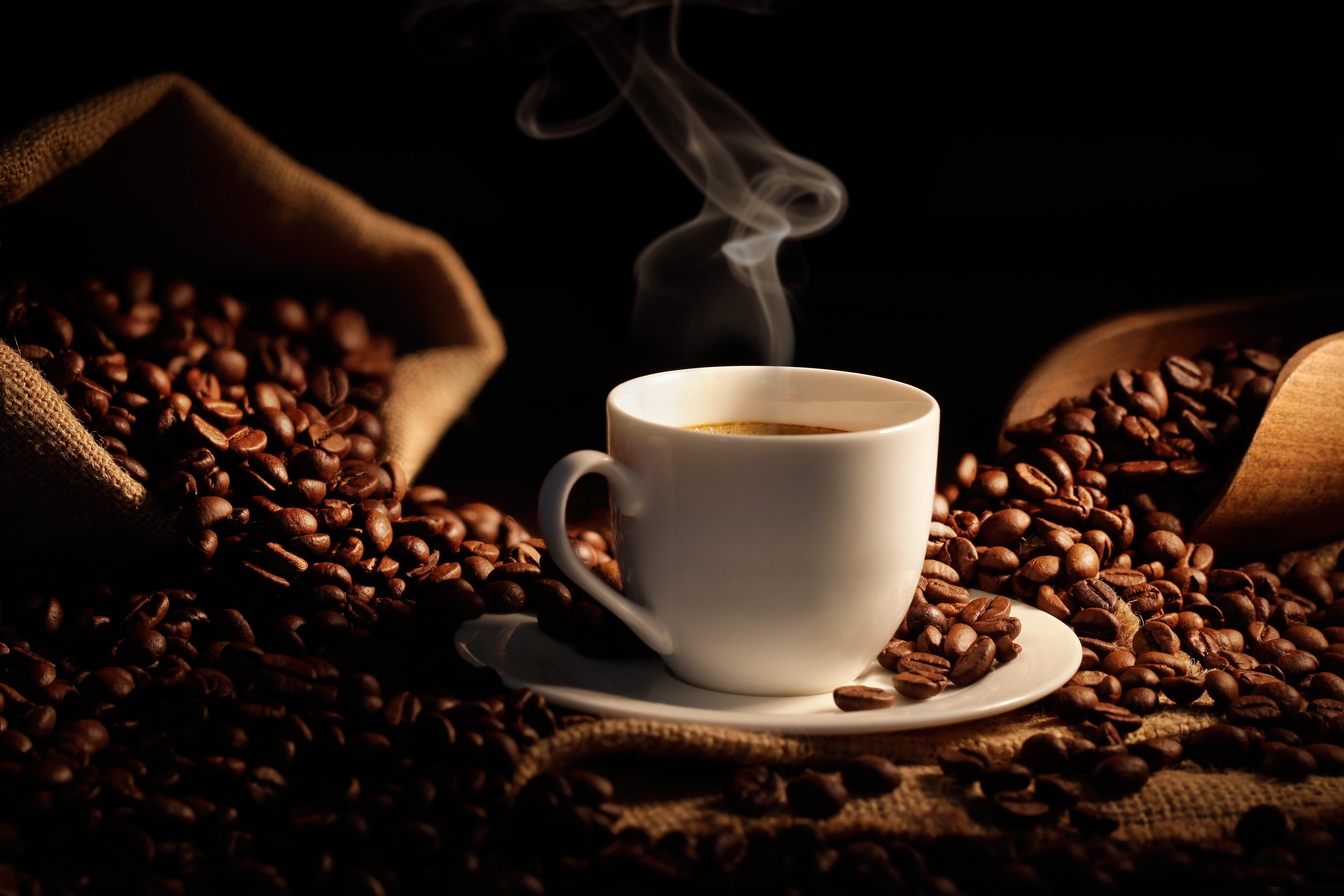 Cafe cup. Чашка кофе. Чашка кофе с кофейными зернами. Кофе в зернах. Кофе фон.