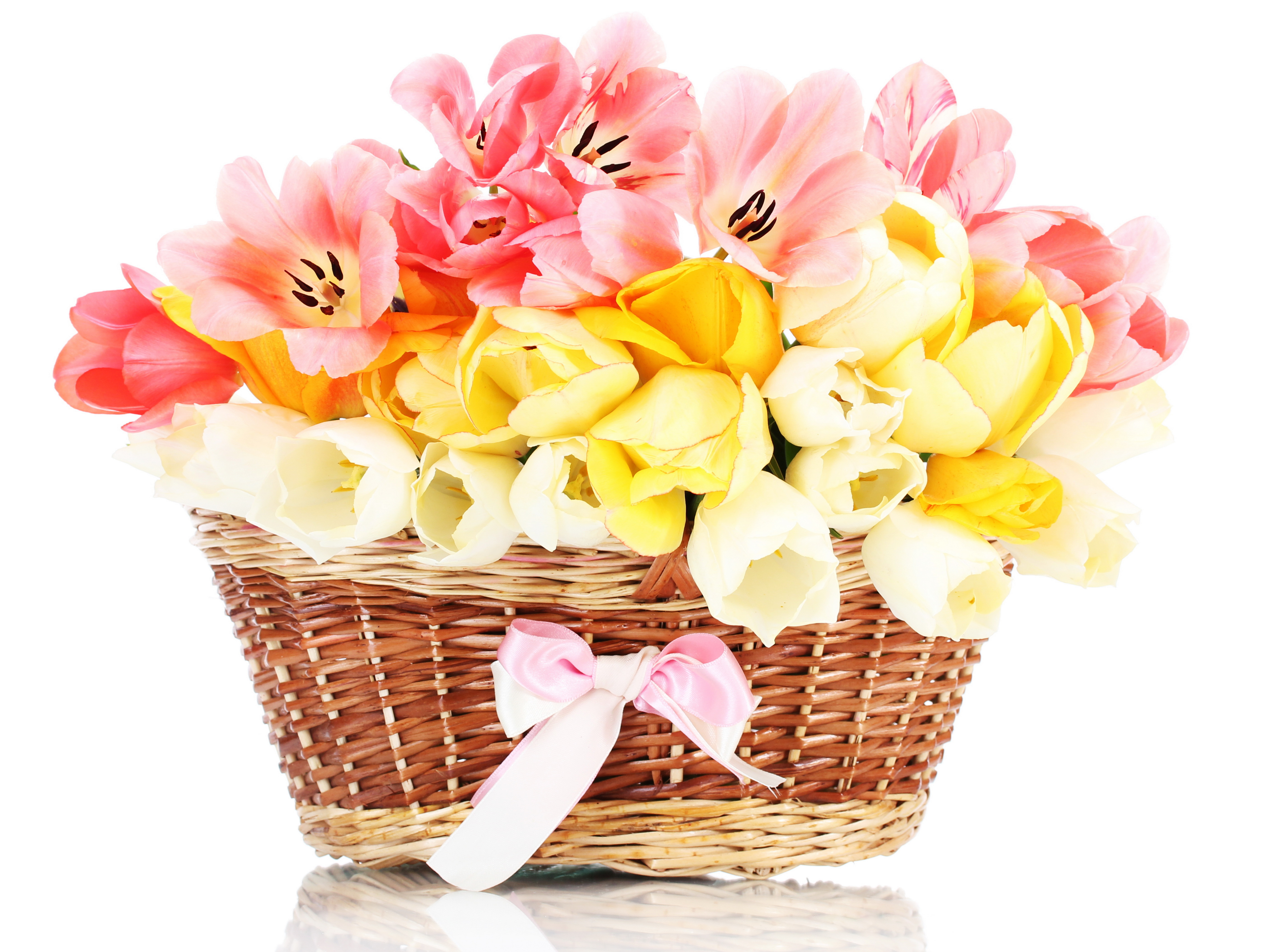 Тюльпаны в корзине картинки. Корзина с цветами. Корзина цветов «Весенняя». Букет весенних цветов. Букет цветов в корзине.