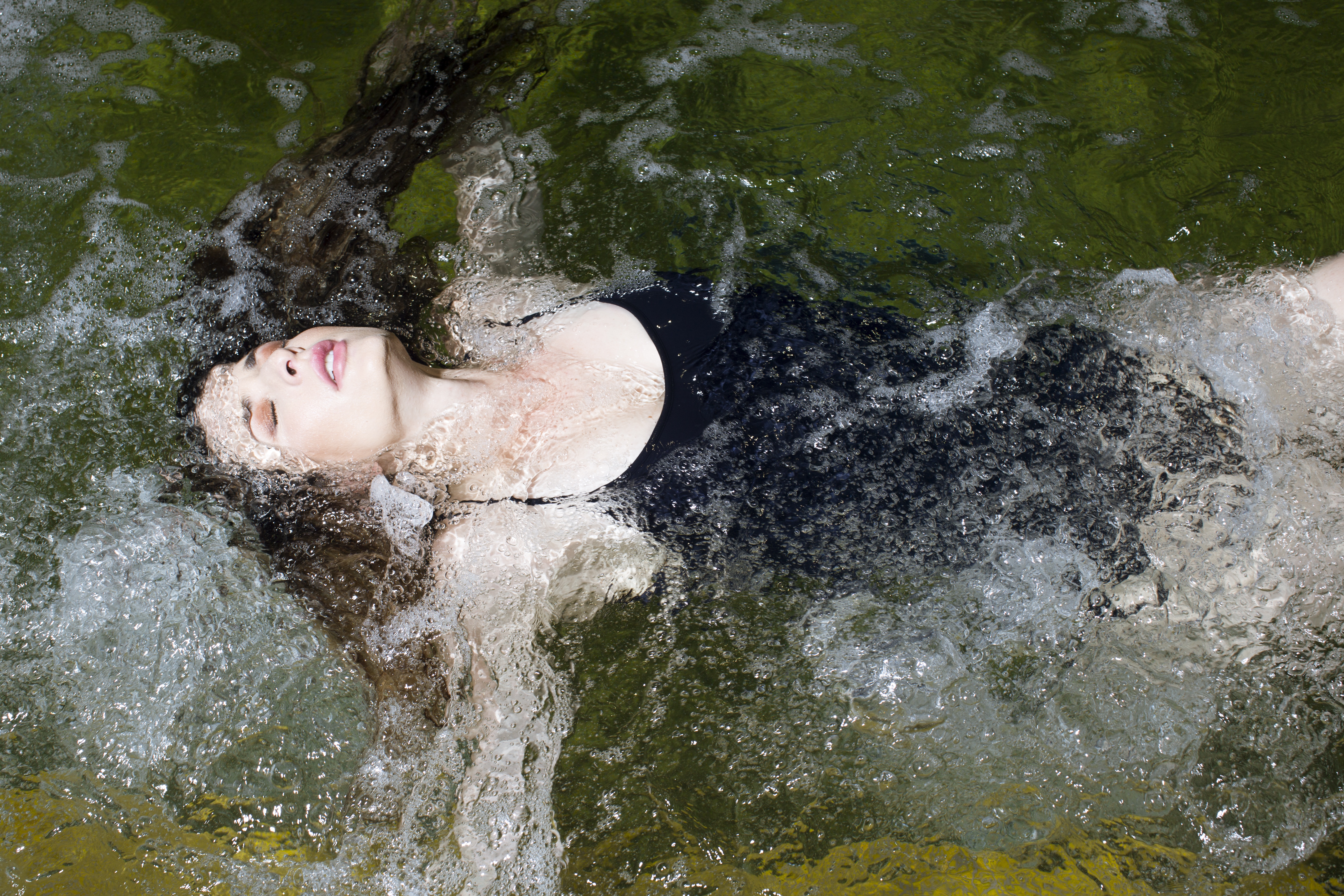 порно голая девочка в воде фото 53