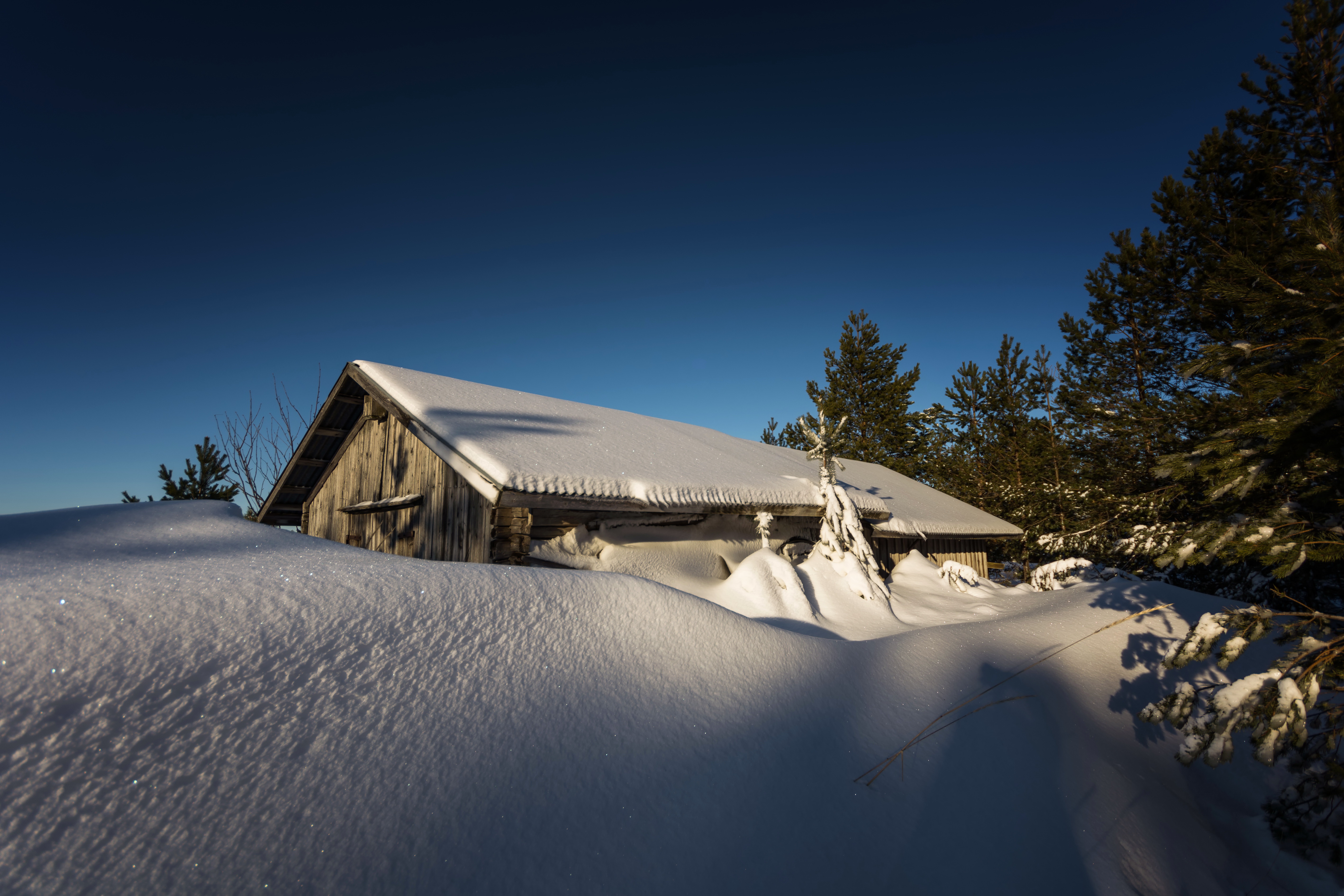 Снежка домики. Зимний дом. Заснеженный дом. Заснеженные крыши домов. Домик в снегу.