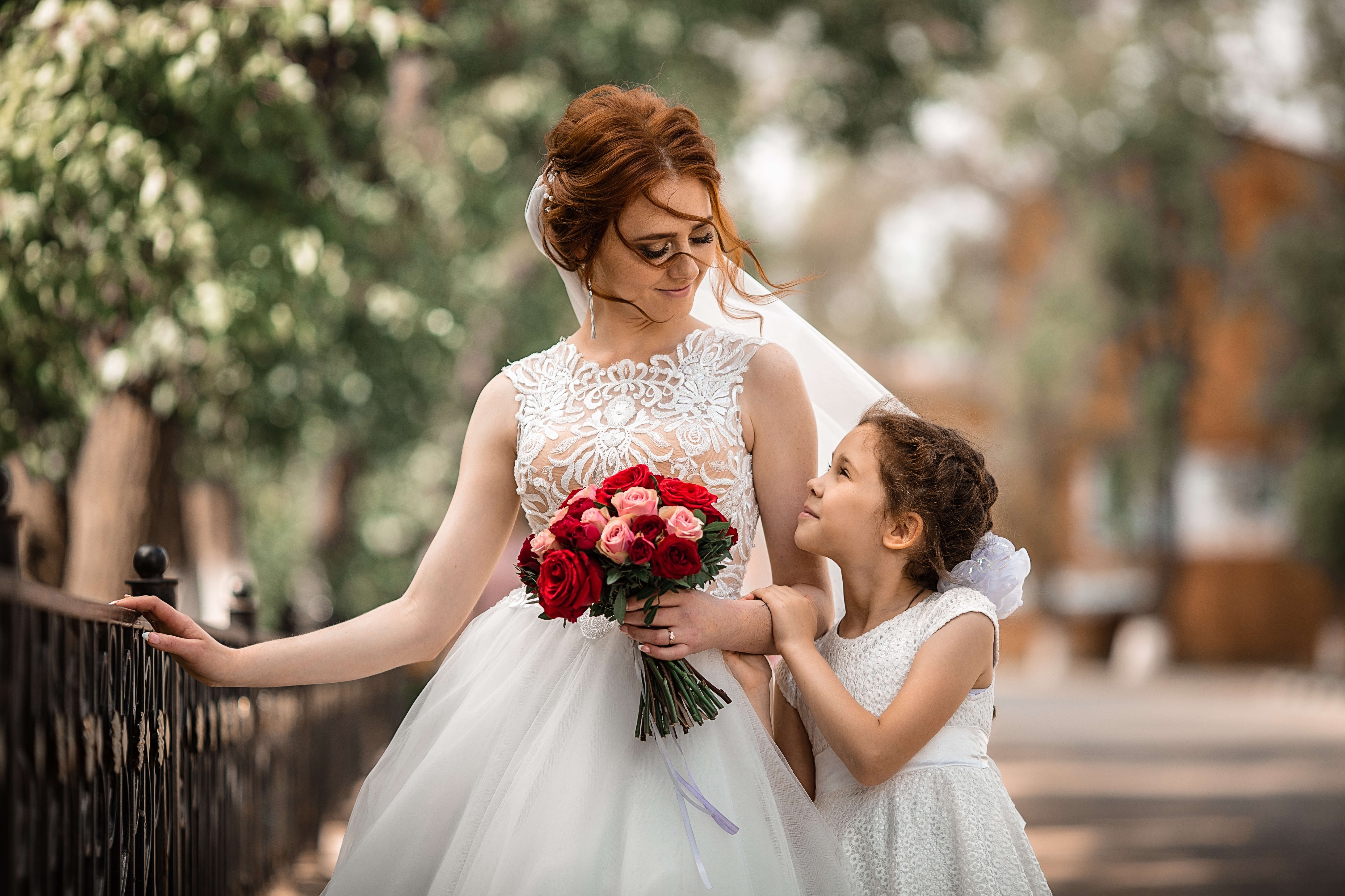 Свадьба про маму. Невеста с ребенком. Дети в свадебных нарядах. Свадебное платье для мамы и Дочки. Дети на свадьбе.