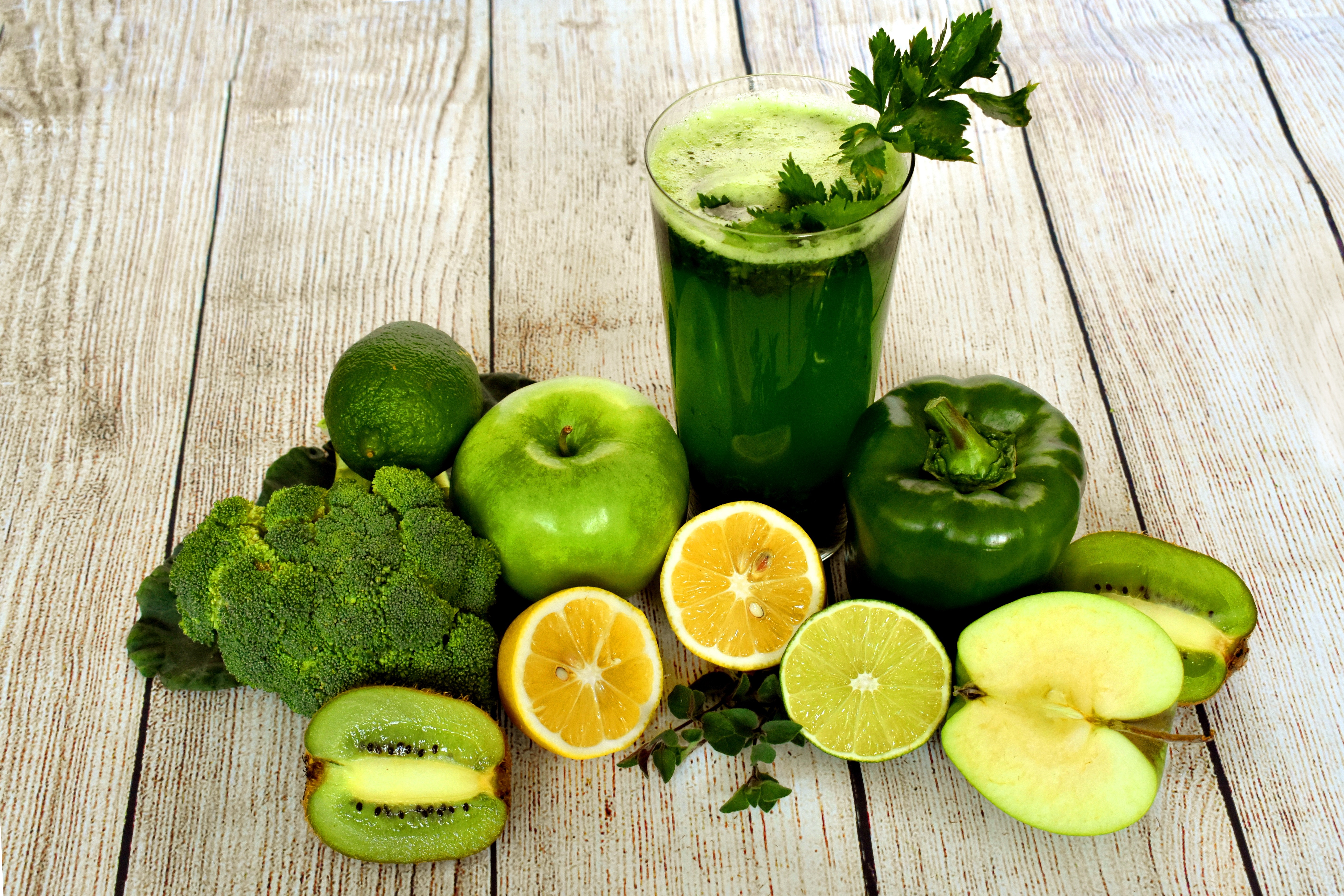 Можно пить сок на голодный желудок. Зеленый фрукт. Зеленые овощи. Детокс. Зеленые овощи и фрукты.