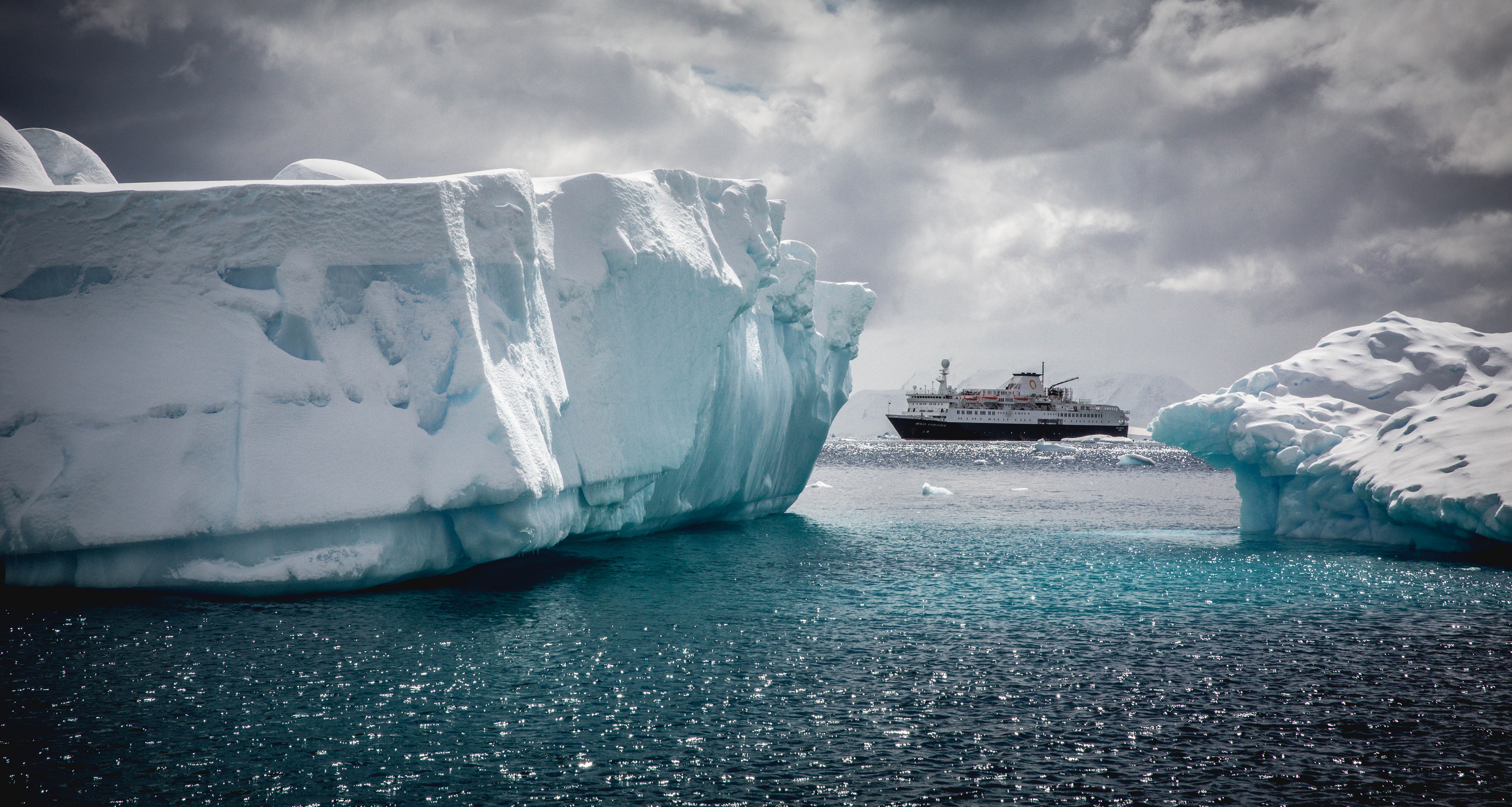 Корабль северный океан. Ледовитый океан Айсберг. Лед Айсберг Арктика. Айсберги в Арктике.