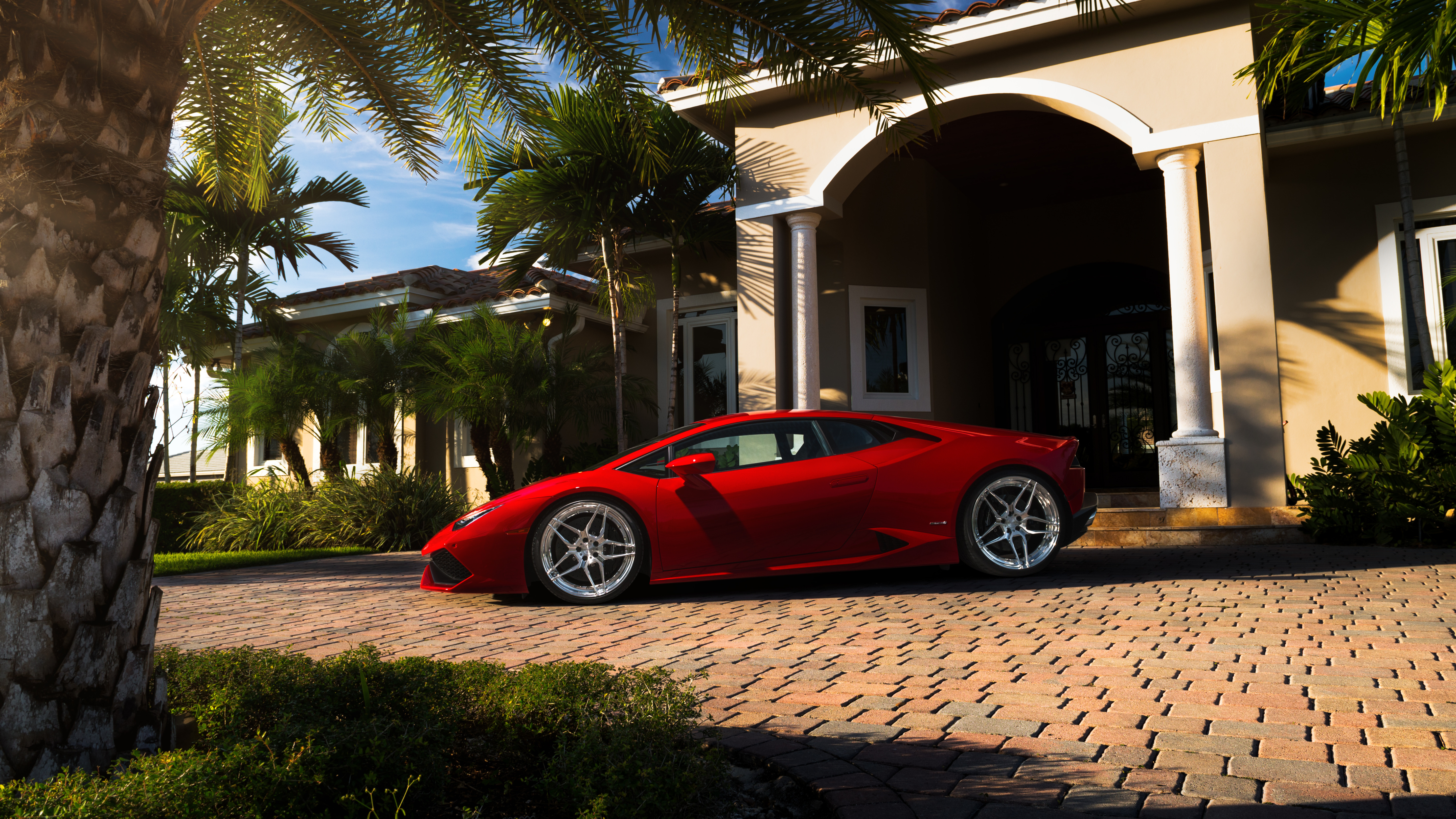 Машина на фоне дома. Дом и Ламборджини. Ламборгини Уракан пальмы. Lamborghini Huracan красный. Lamborghini Aventador красный.