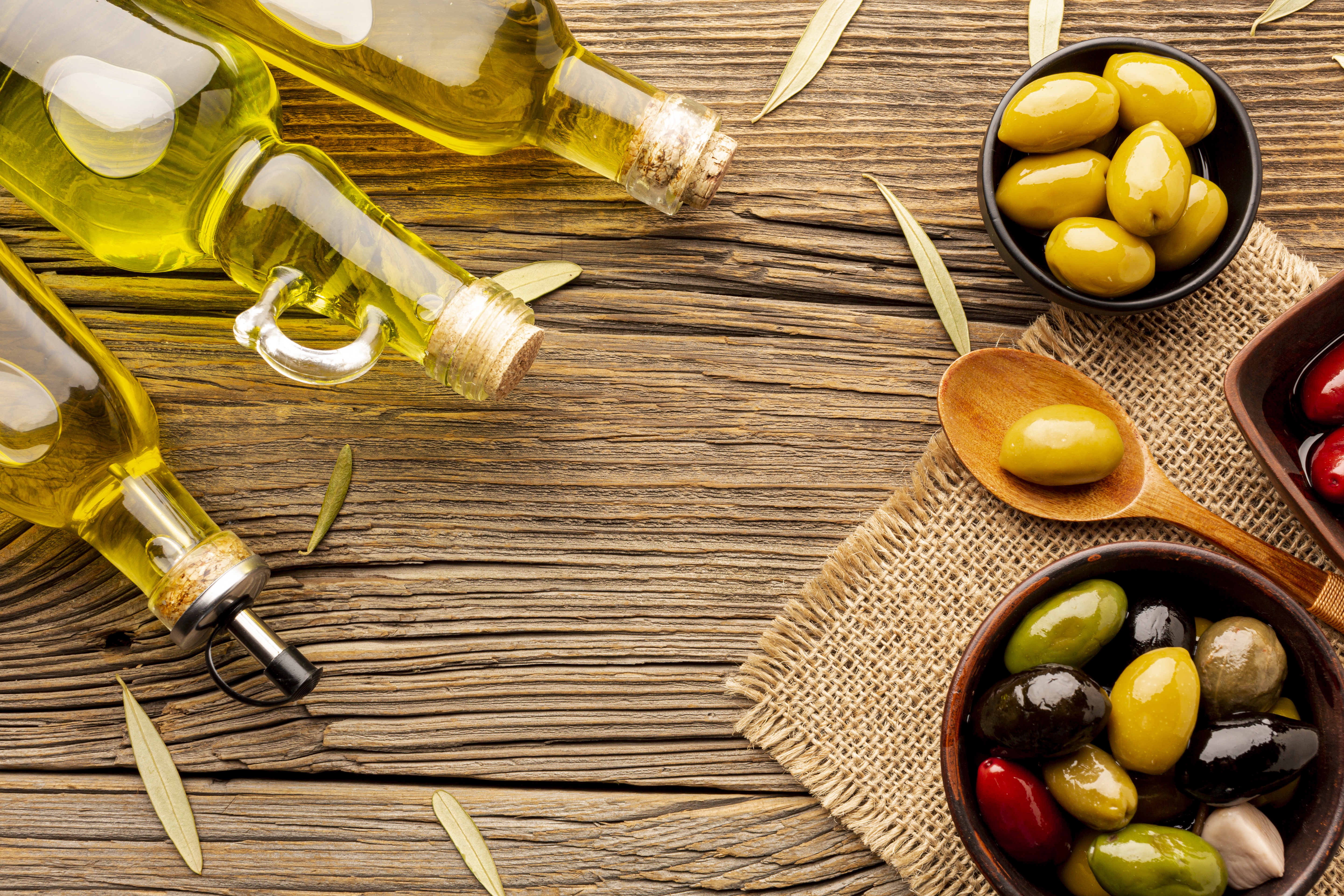 Оливковое масло имеет. Оливковое масло. Бутылка оливкового масла. Оливки фон. Оливковое масло фото.