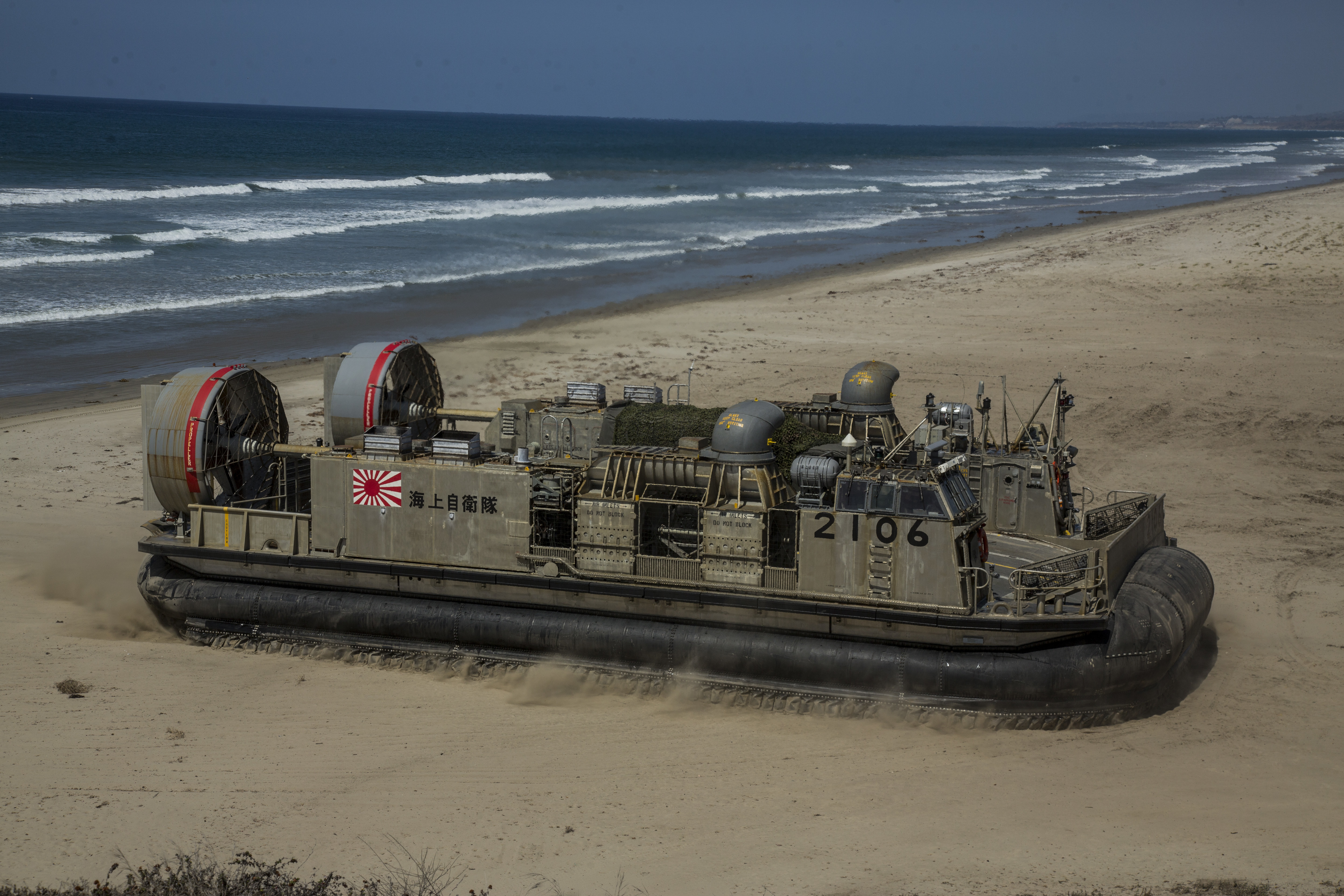 Судно на воздушной подушке. Судно на воздушной подушке Hovercraft. Griffon Hoverwork 2400td Hovercraft. Лодка на воздушной подушке Военная. Большие катера на воздушной подушке.