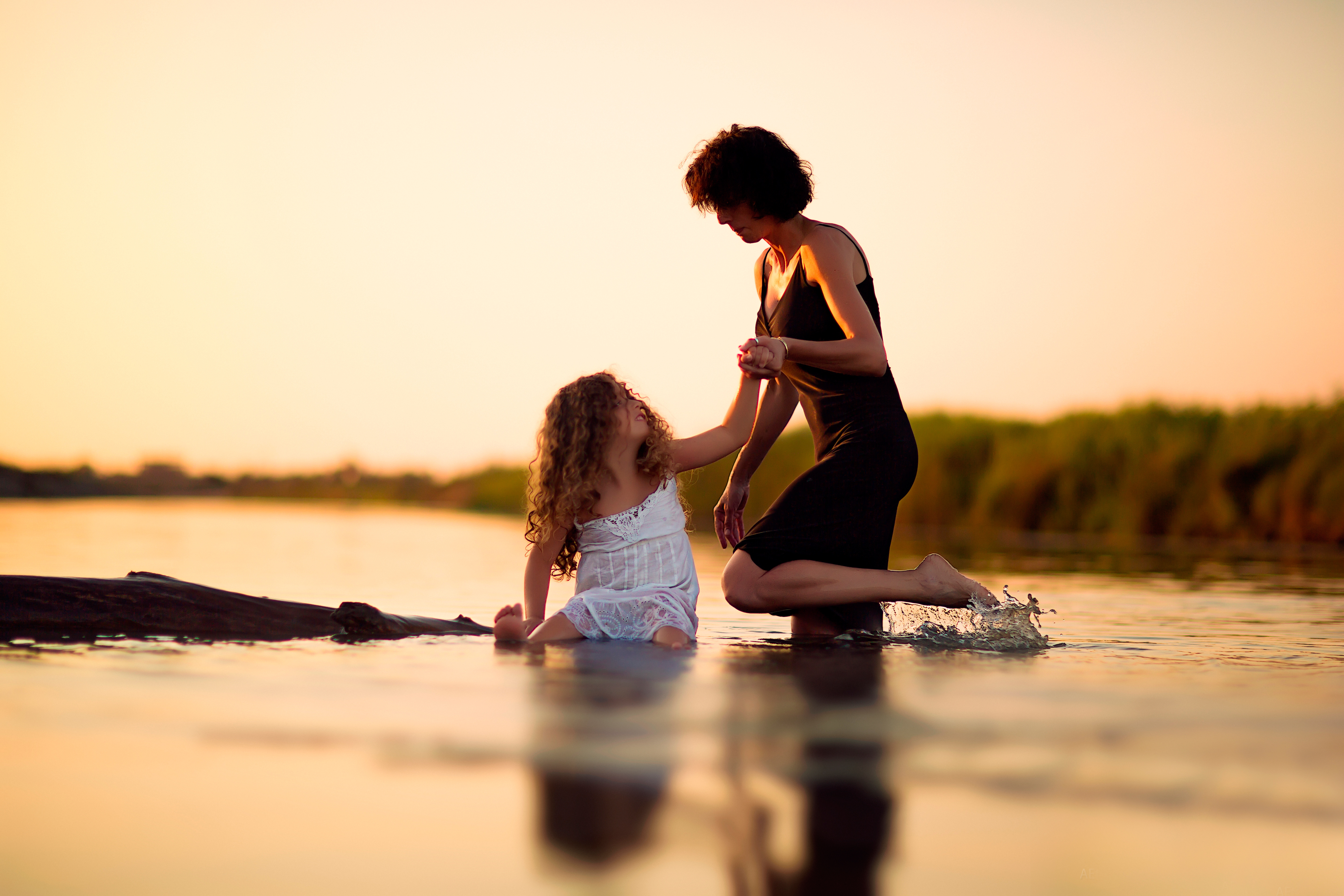 Маму с другом имеем. Мама и дочка. Малыш и мама. Мама с дочкой в воде. Фотосессия мама и дочка на море.