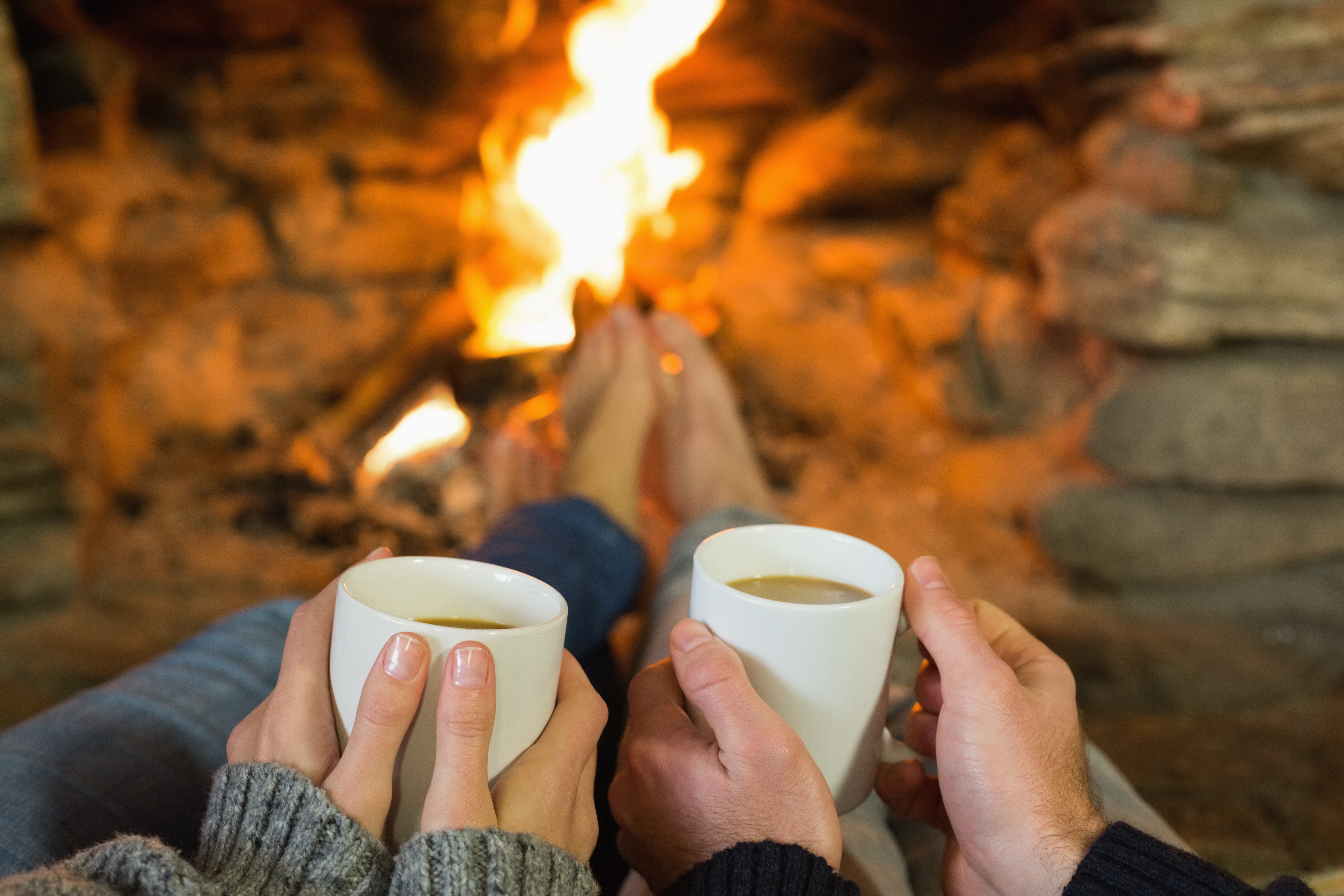 Женщина тепло уют. Уютный плед камин. Кофе плед камин. Уют и тепло. Плед камин горячий чай.