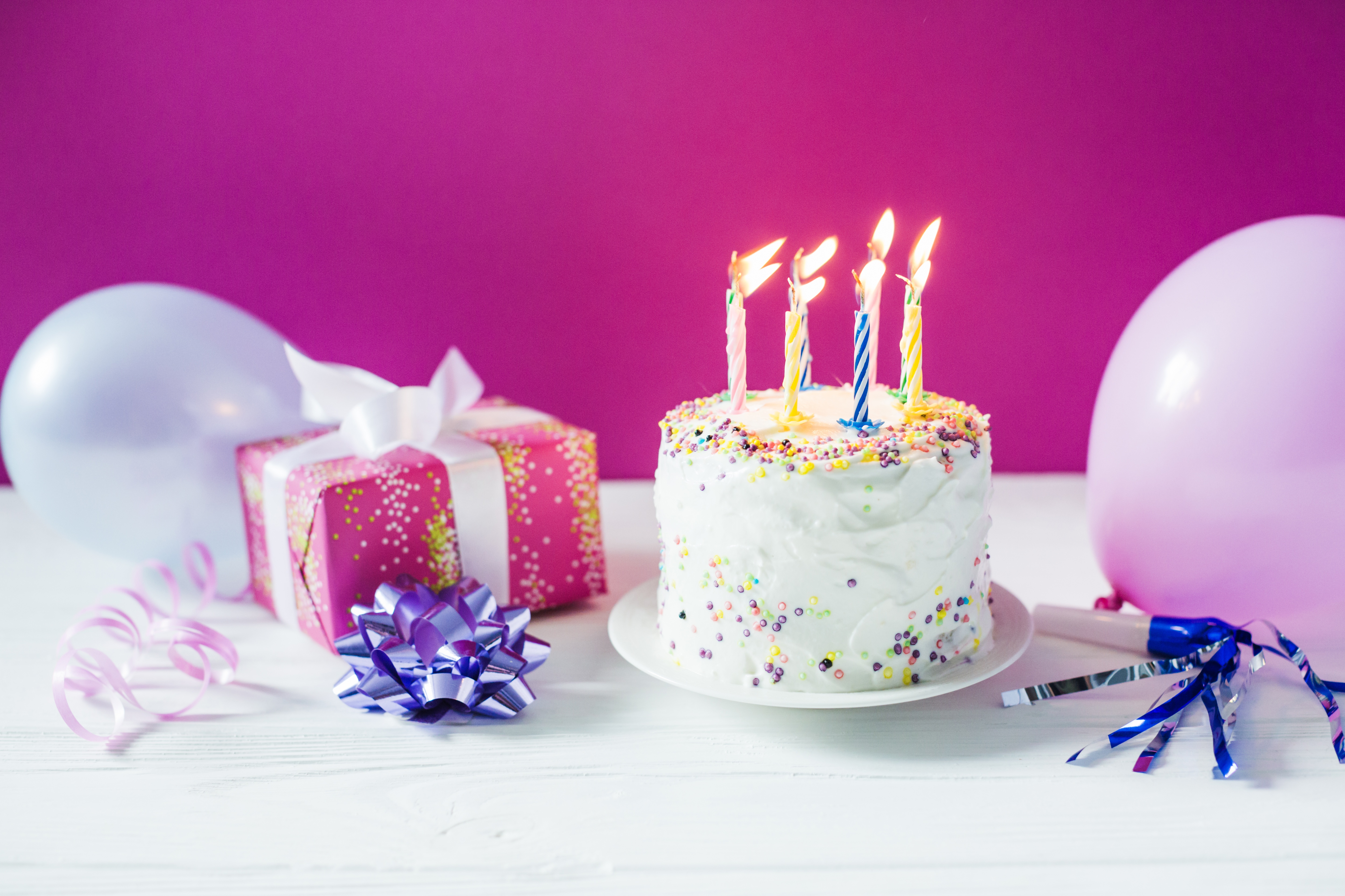 С днем рождения с тортом и шарами. Праздничный торт. Открытка торт со свечами. Торт с днем рождения!. Красивые тортики на день рождения.