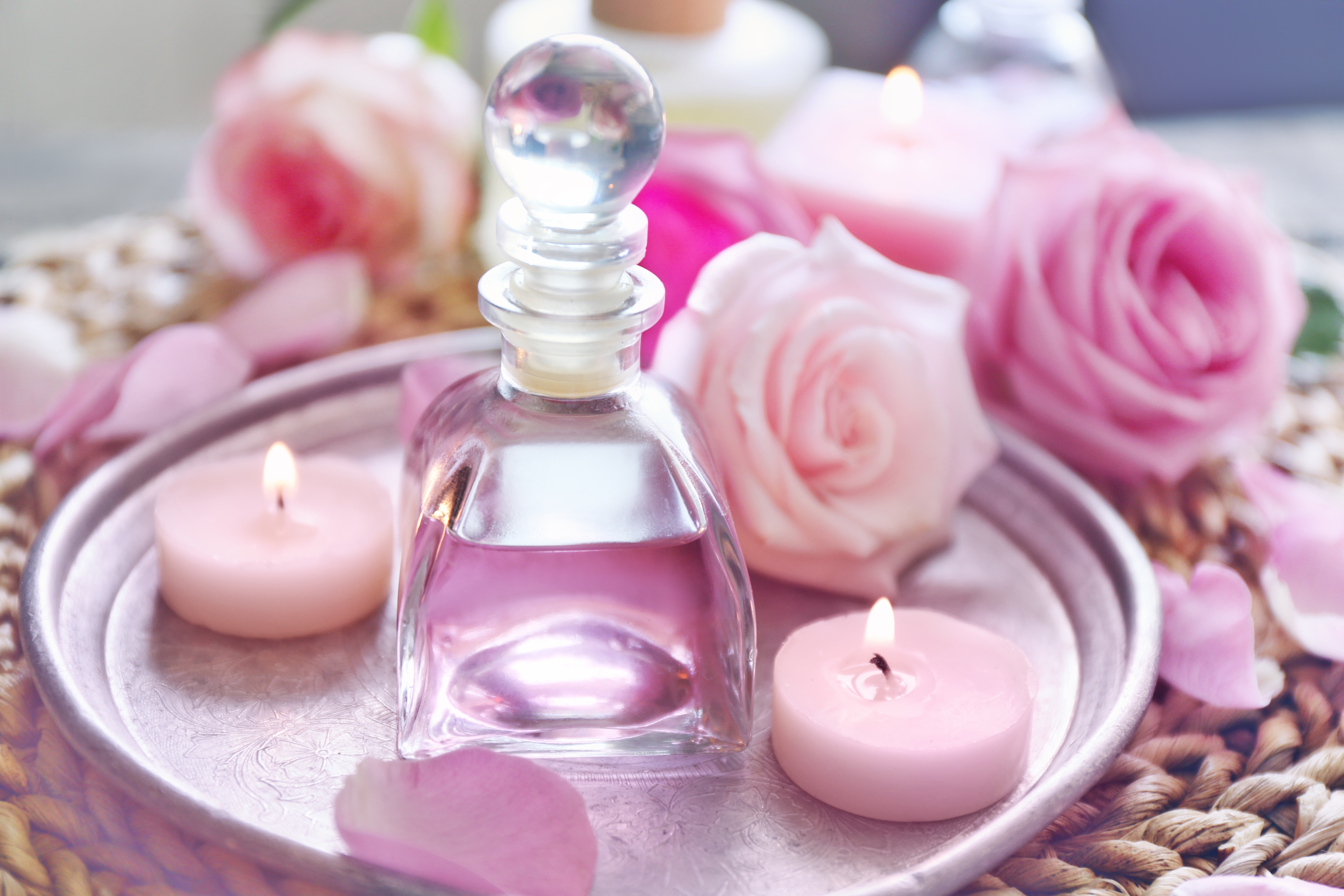 Запах розового масла. Духи и цветы. Красивые духи. Красивые флаконы для духов. Косметика и парфюмерия.
