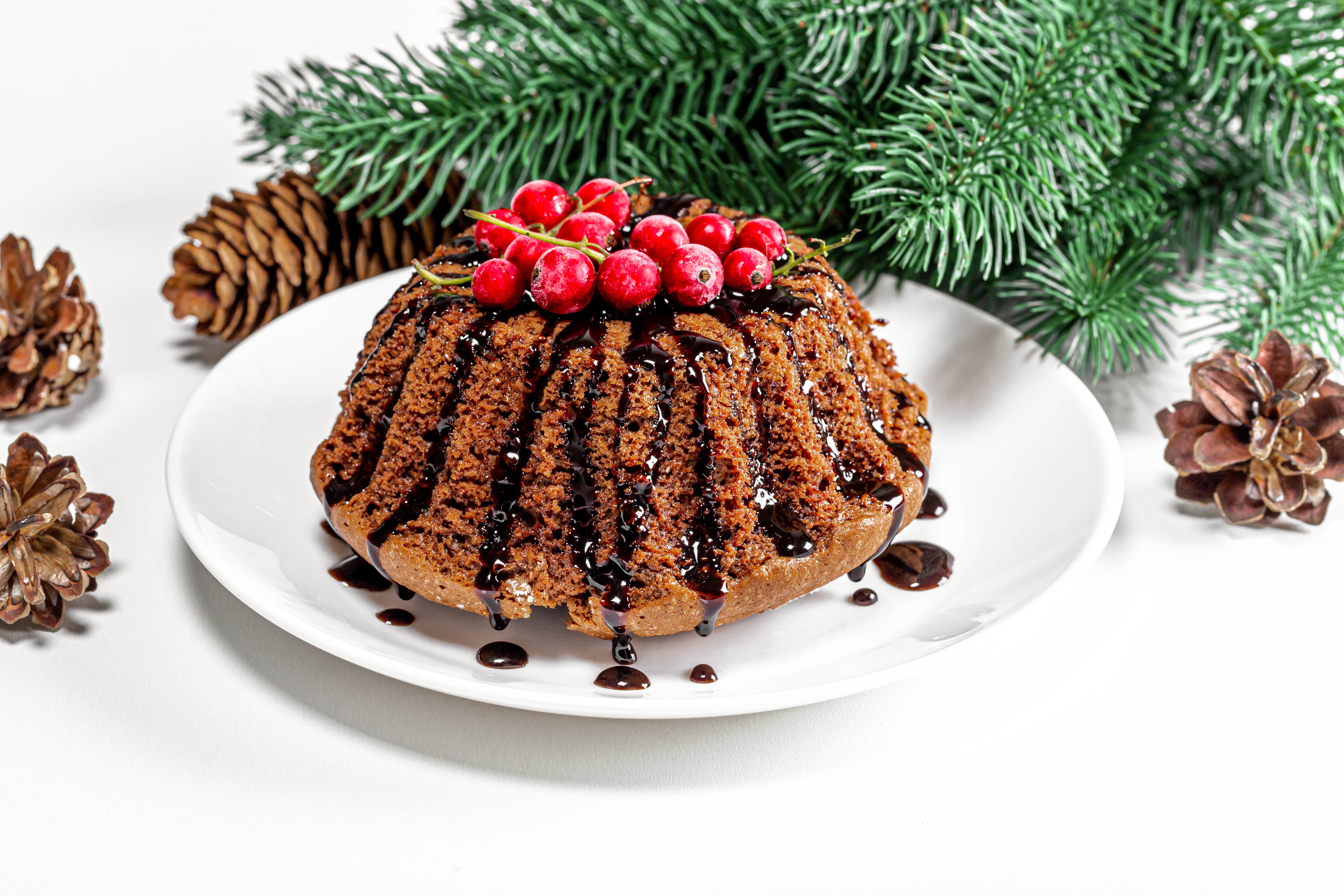 Шоколадная шишка с кедровыми орешками абаканские сладости. Рождественские сладости. Новогодние Десерты. Пирожное шишки новогодние. Шоколадный новогодний торт.