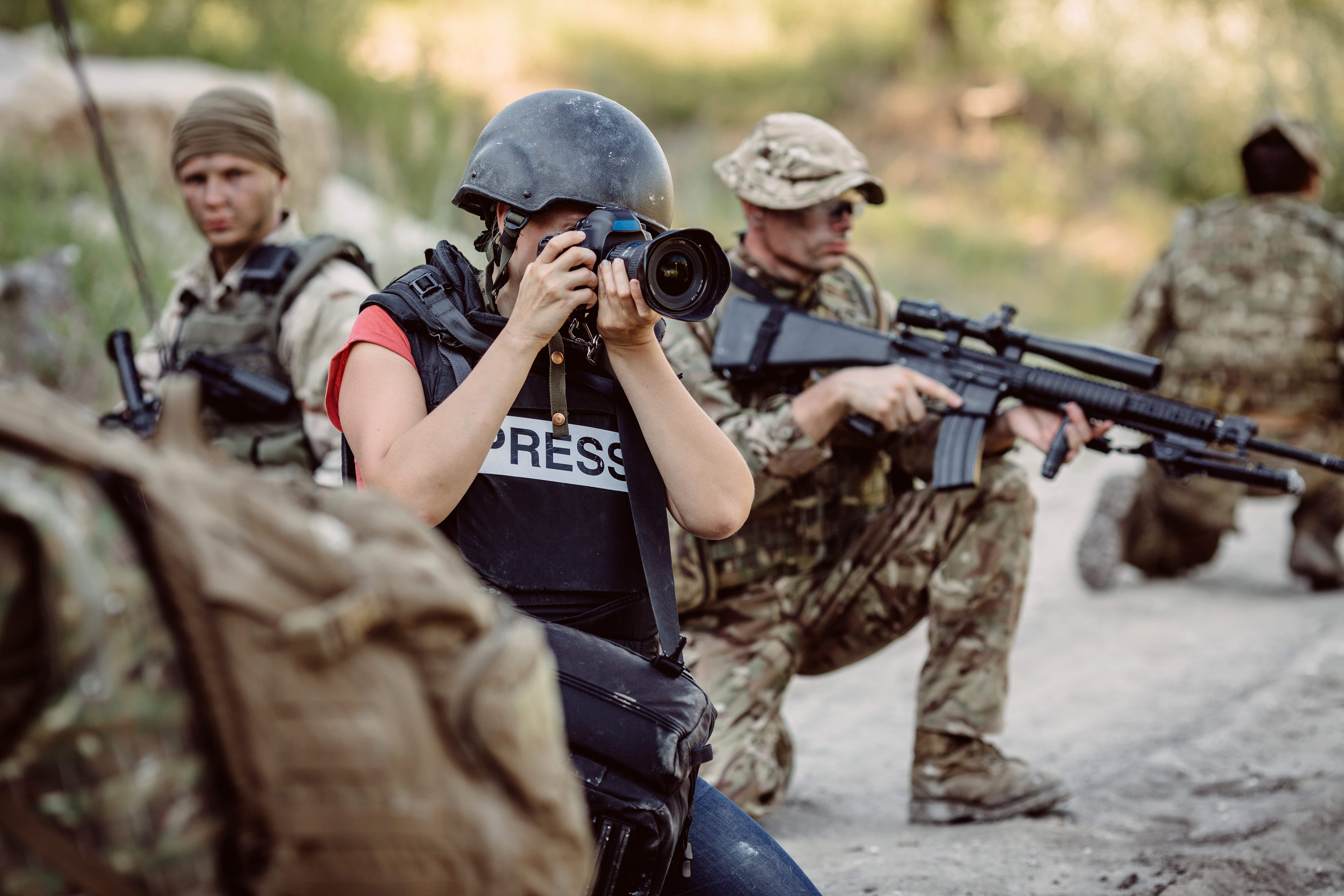 24 часа военные. Военный журналист. Журналисты на войне. Современные военные журналисты. Журналист в армии.