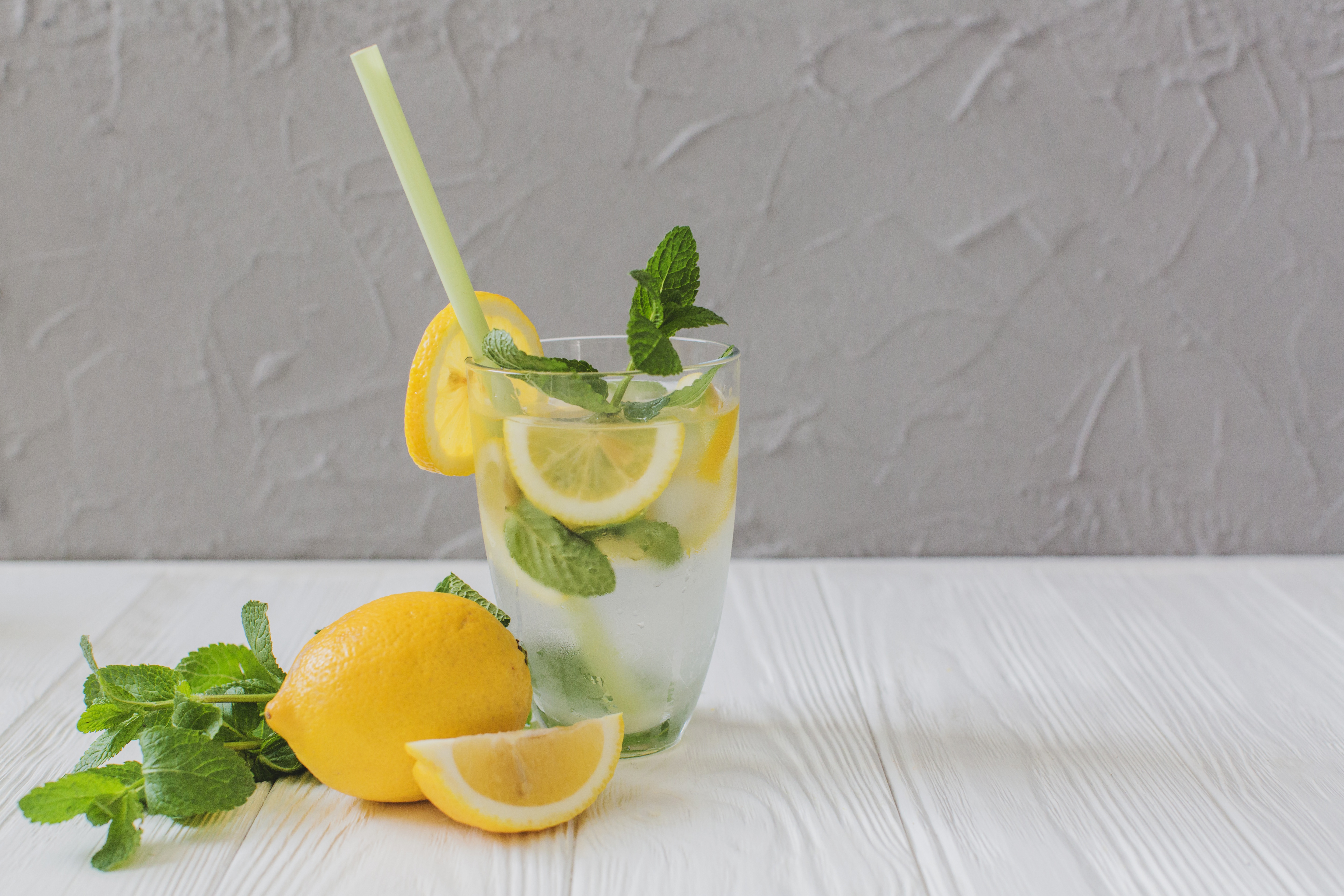 Вода лимон сахар лимонад. Лимонад Lemon мята. Лимонный коктейль. Лимонад с лимоном и мятой. Вода с лимоном и мятой.