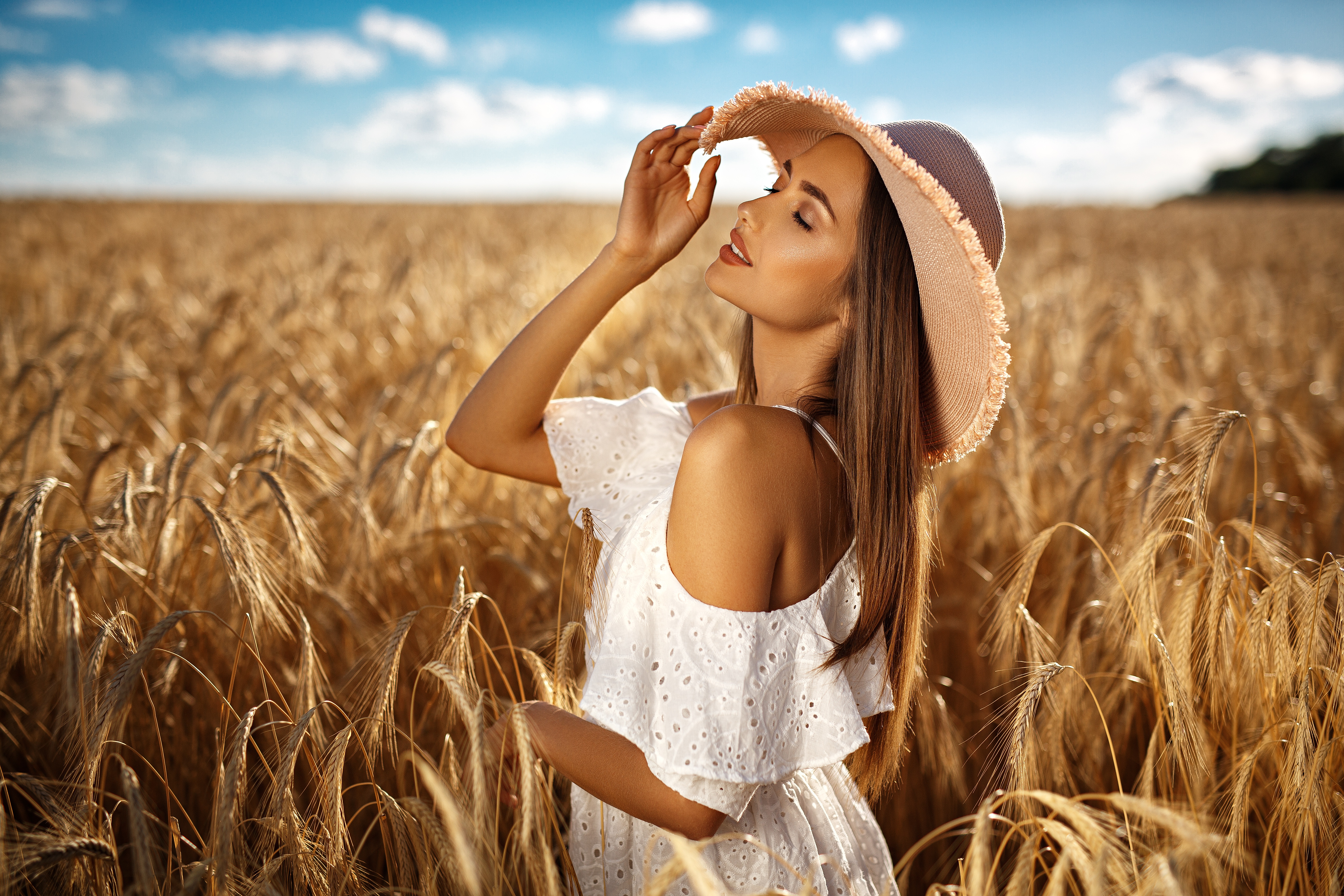 It was a beautiful summer. Девушка в поле. Девушка в пшеничном поле. Фотосессия в пшеничном поле. Девушка в шляпе в поле.