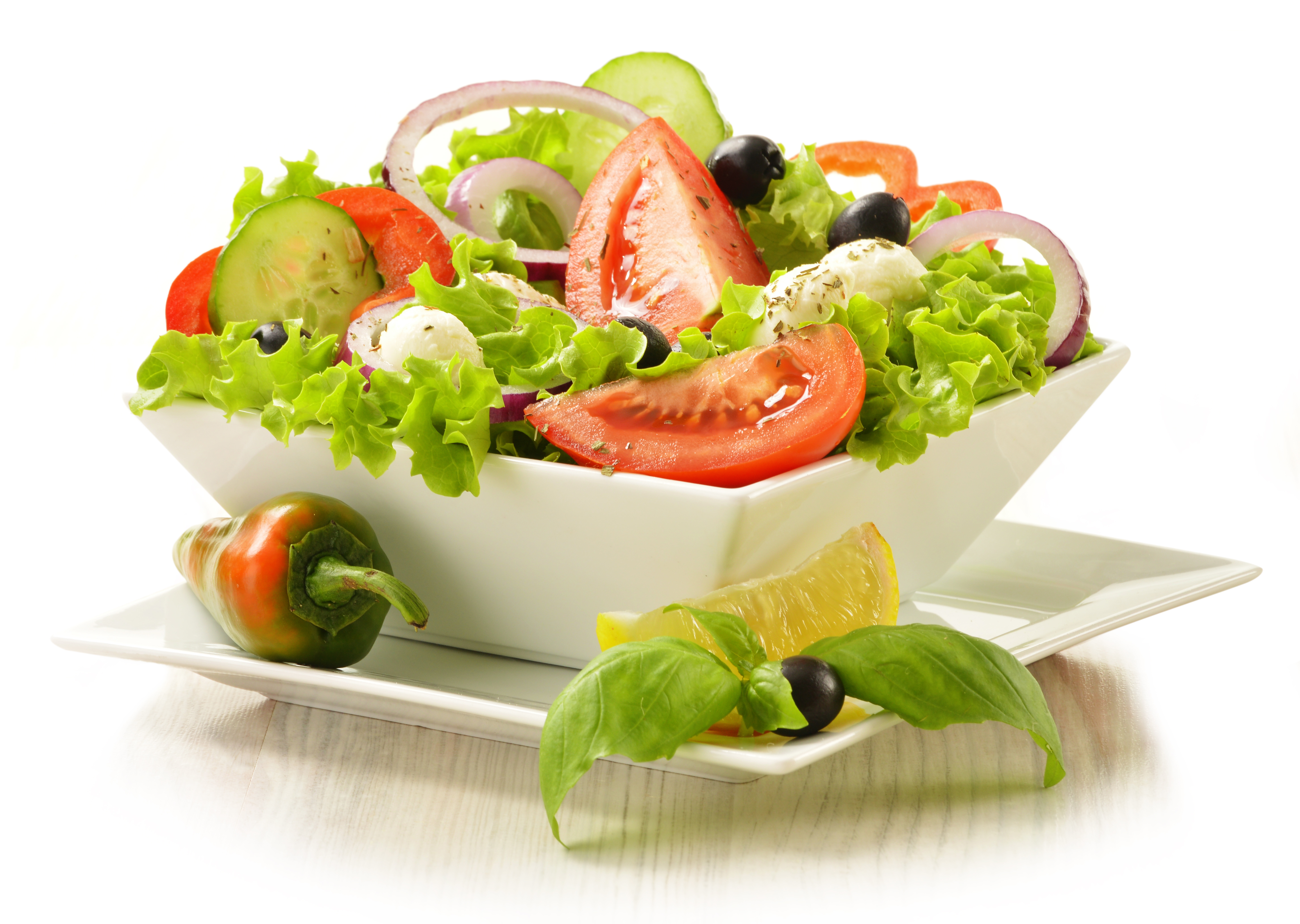 Обед салат овощной. Салат. Тарелка с салатом. Овощной салат. Салат на белом фоне.