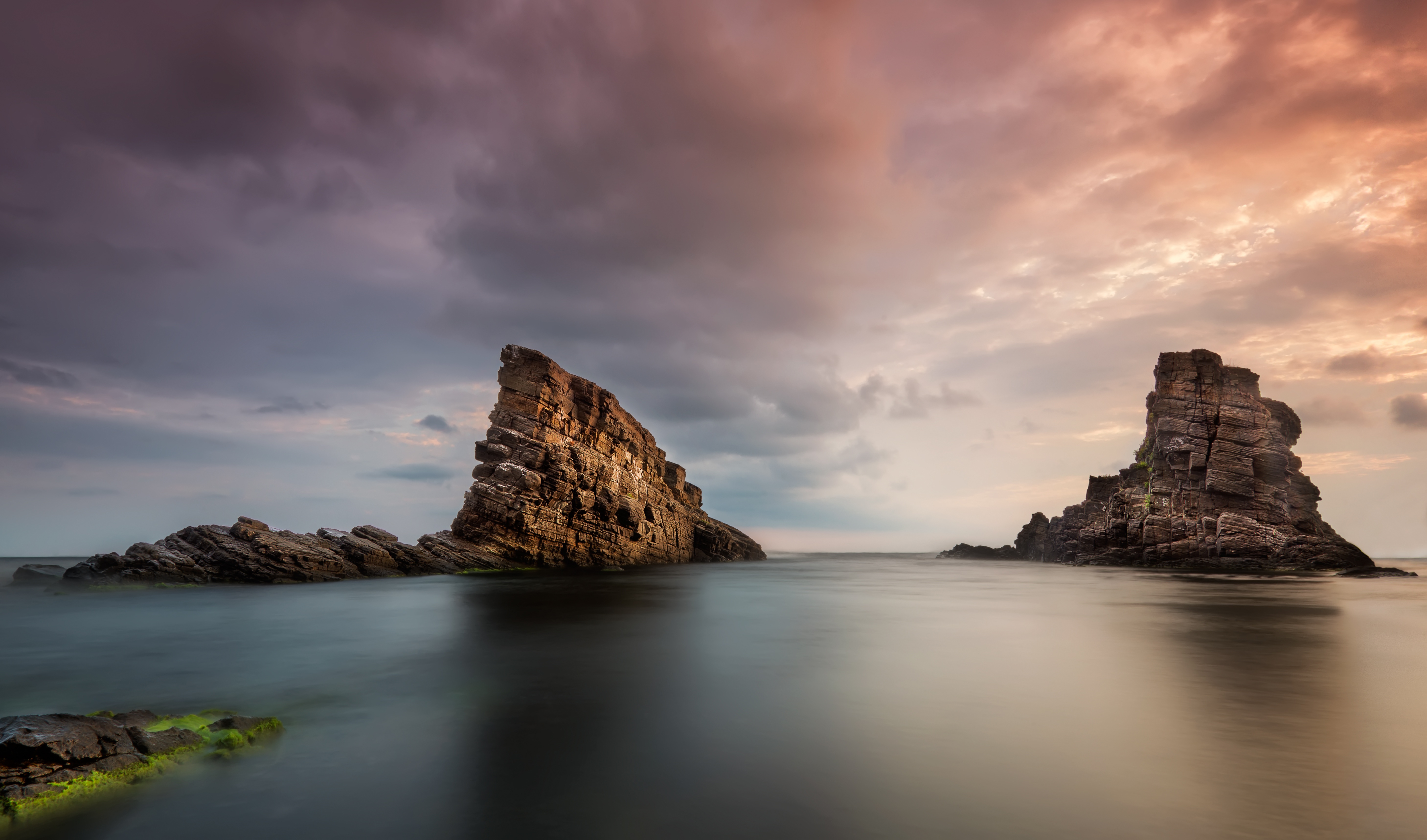 Что такое утес. Утес скала тасманово море. Скалы и море в Болгарии. Болгария морские скалы. Болгария сарматское море пейзаж.