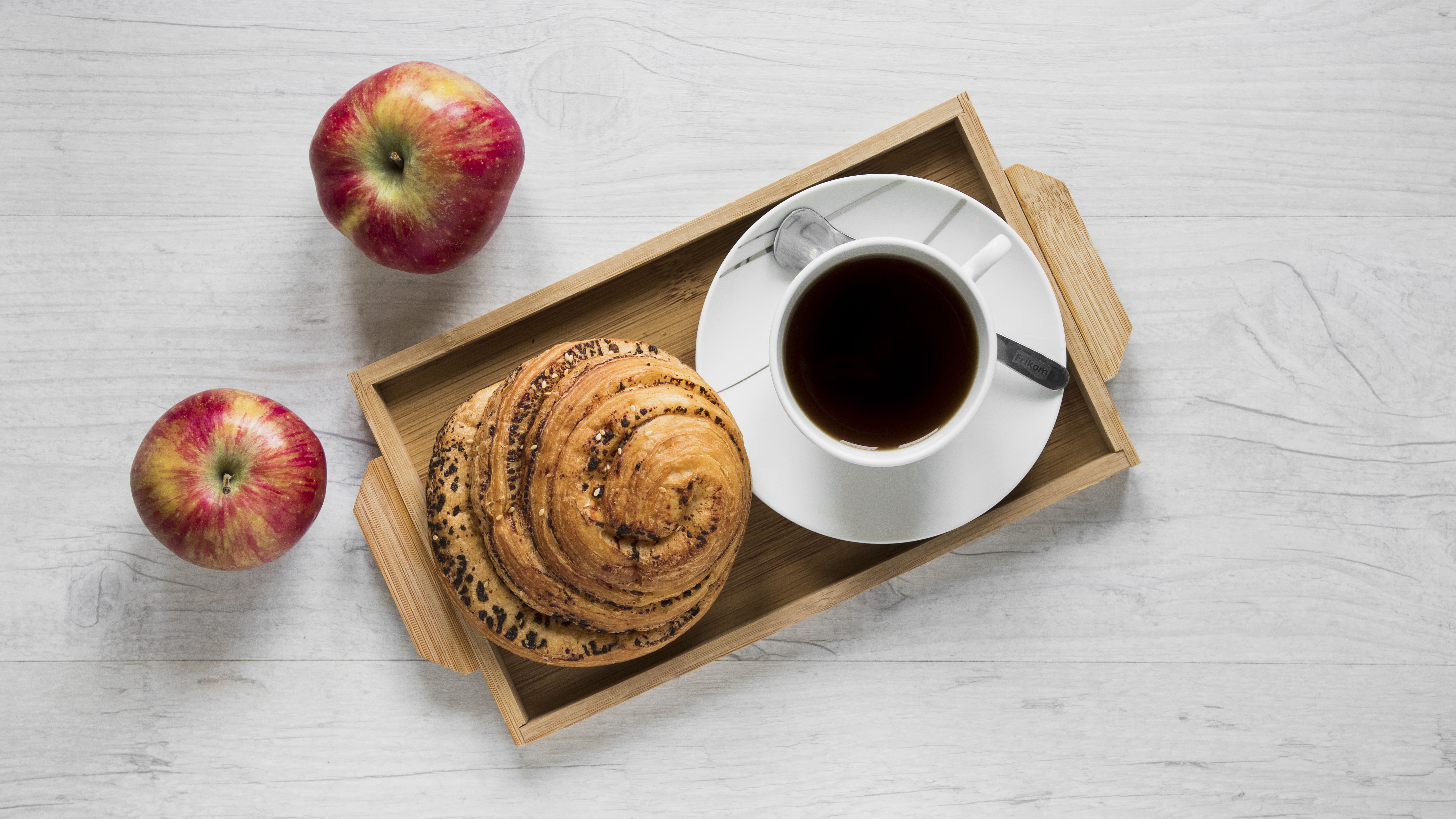 Apple cup. Яблоки и кофе. Чашка кофе и яблоки. Яблочный кофе. Утро кофе яблоко.