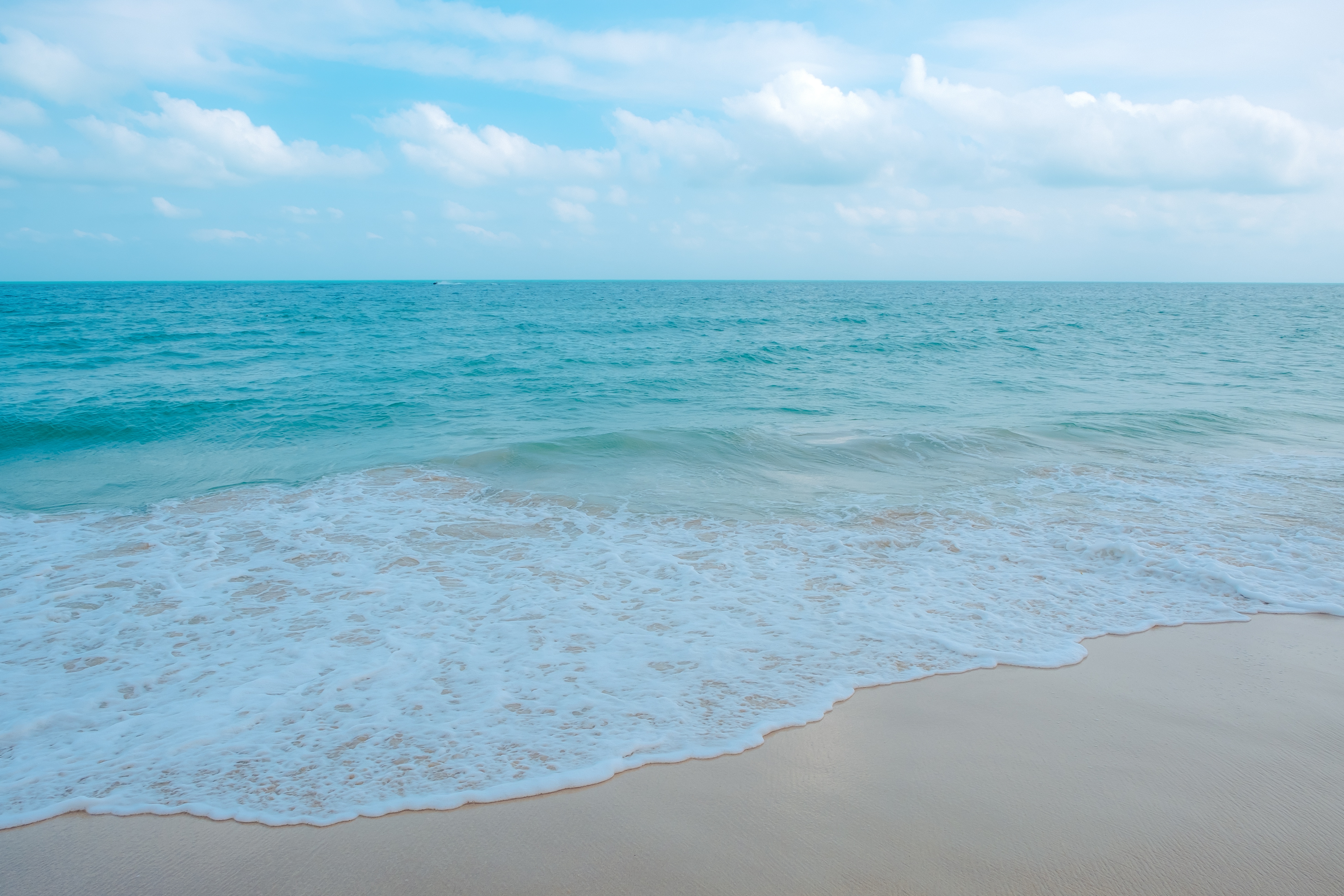 Море светлое. Эстетика голубого моря. Как нежно море голубое. Нежное море. Светло голубое море.